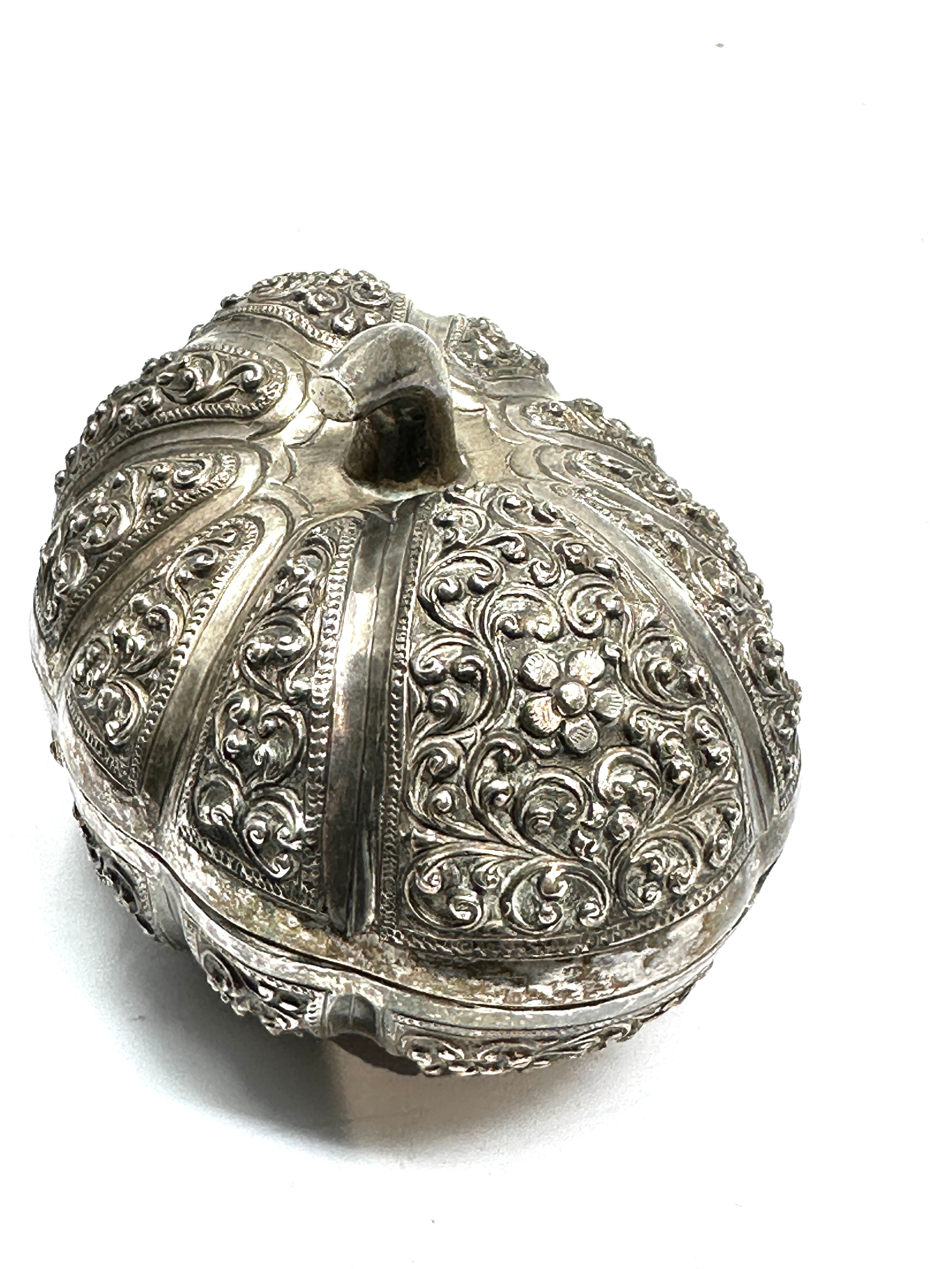 Antique asian silver pumpkin box measures approx 8.7cm wide height 6.3cm - Image 2 of 4