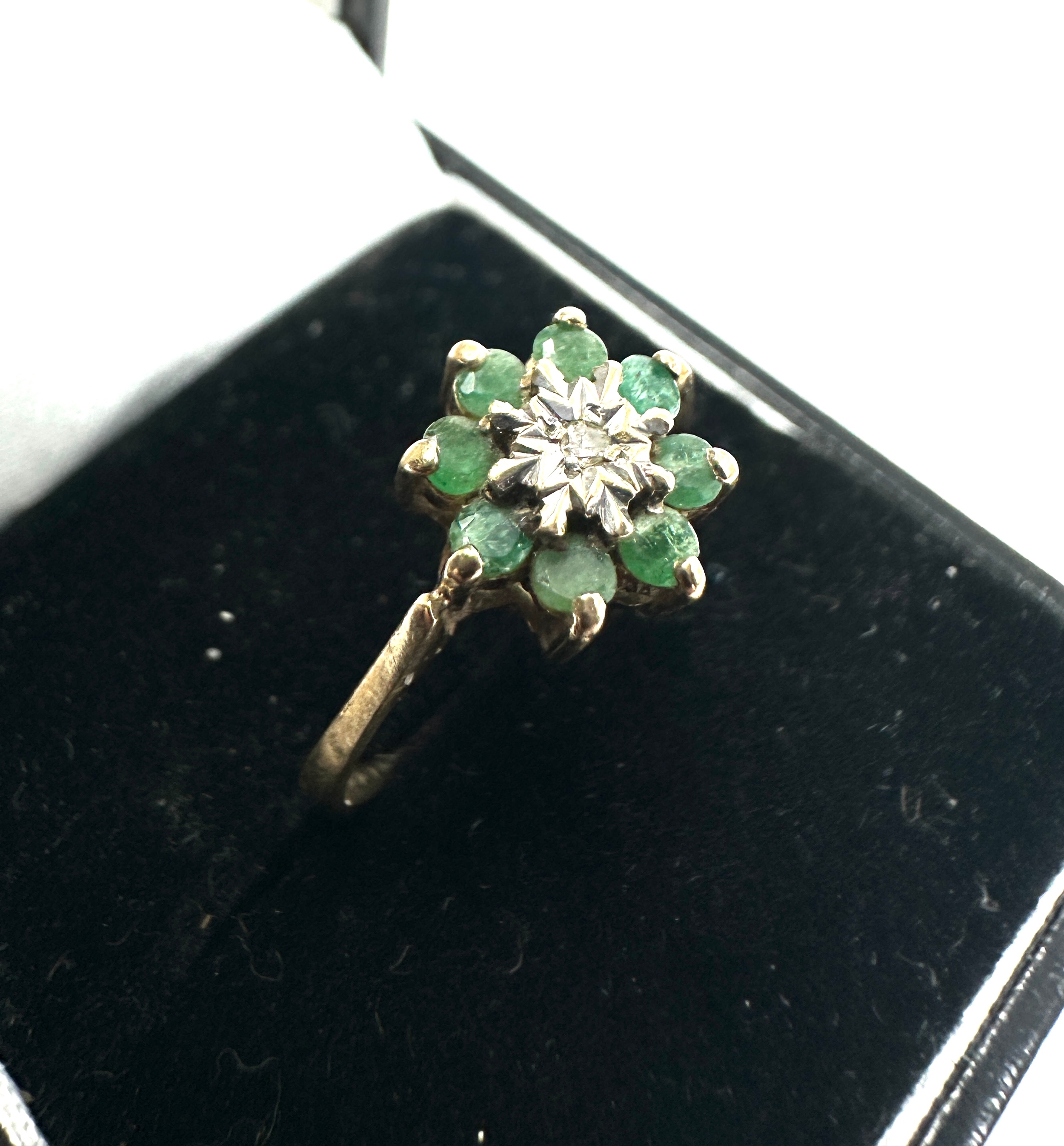 9ct gold diamond & emerald ring weight 1.9g - Image 2 of 4