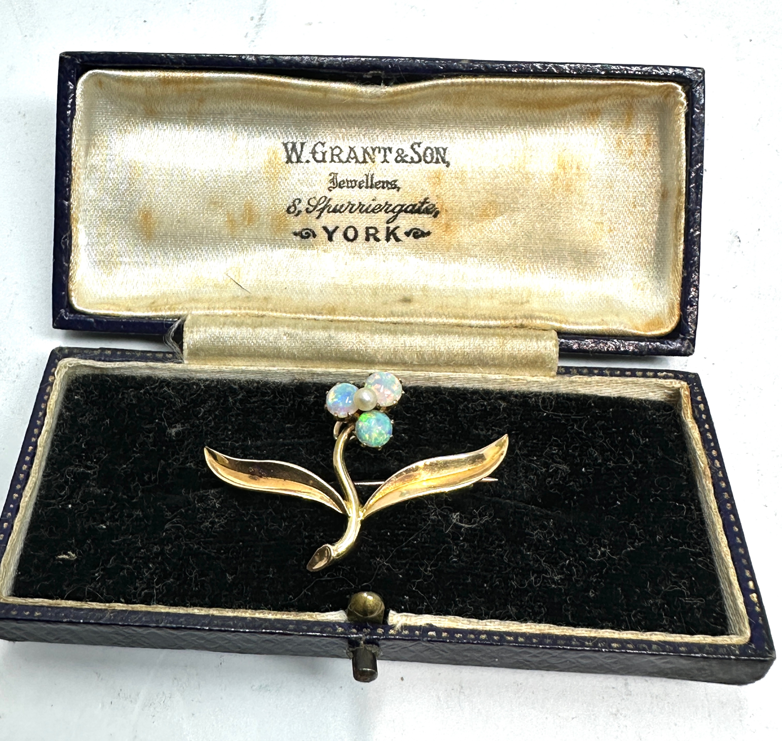 Boxed antique 15ct gold opal pendant / brooch measures approx 3.6cm wide 2.4cm drop weight 3.1g come
