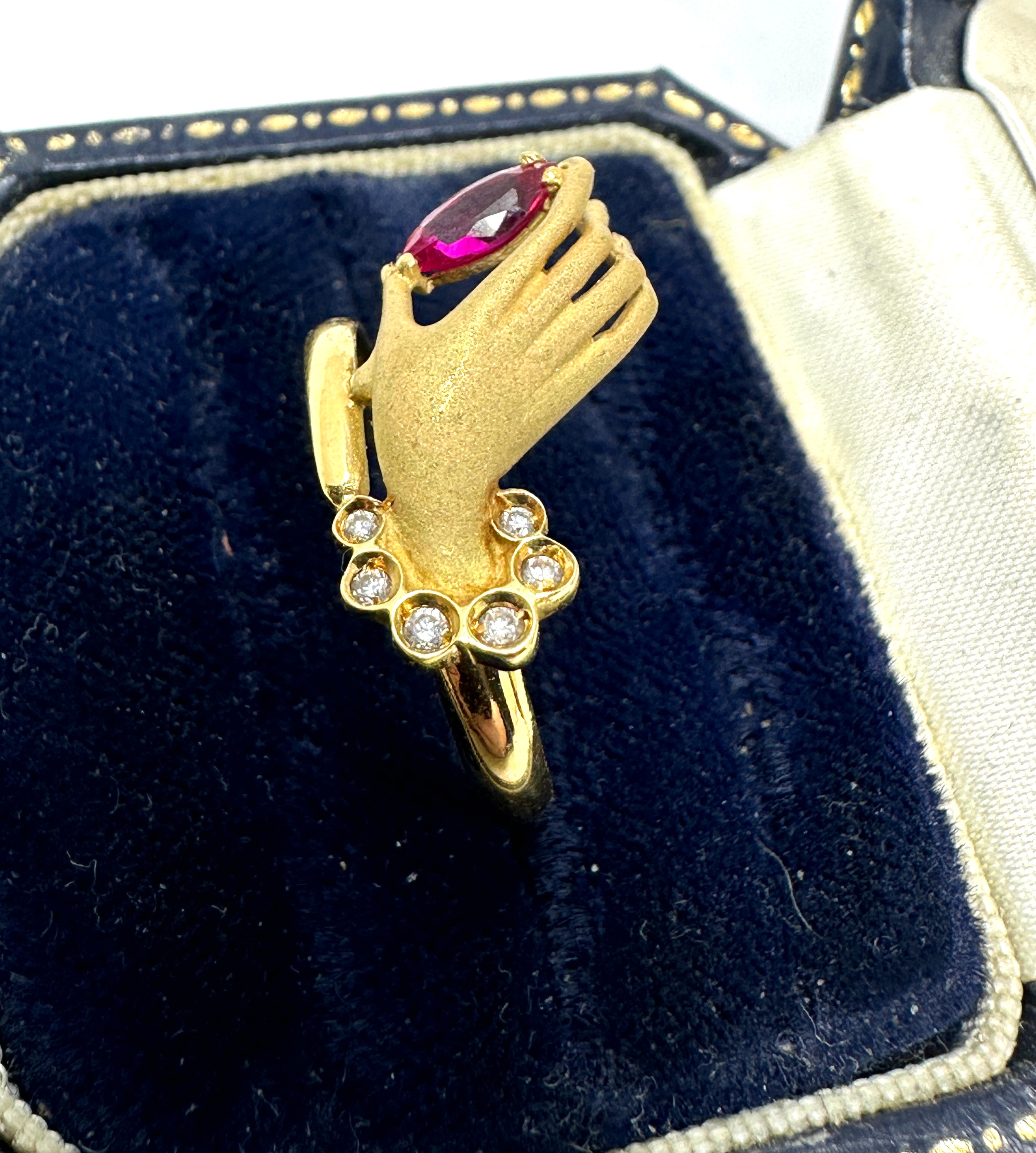 18ct gold hand ring set with red & white gemstones weight 2.9g has been xrt tested as 18ct gold - Image 3 of 5