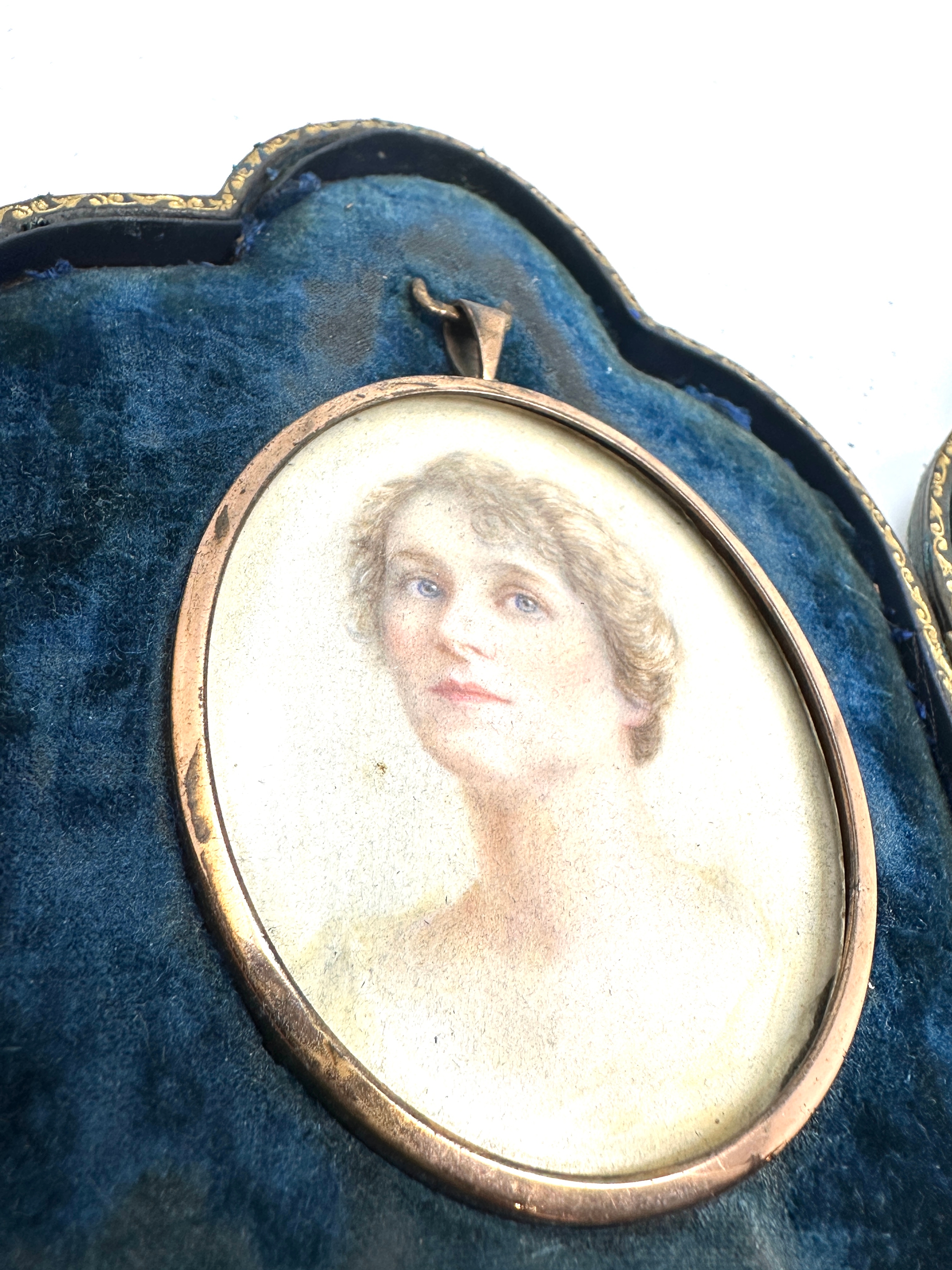 Antique leather easel framed miniature painting painting measures approx 8cm drop by 6cm wide in a - Image 3 of 5