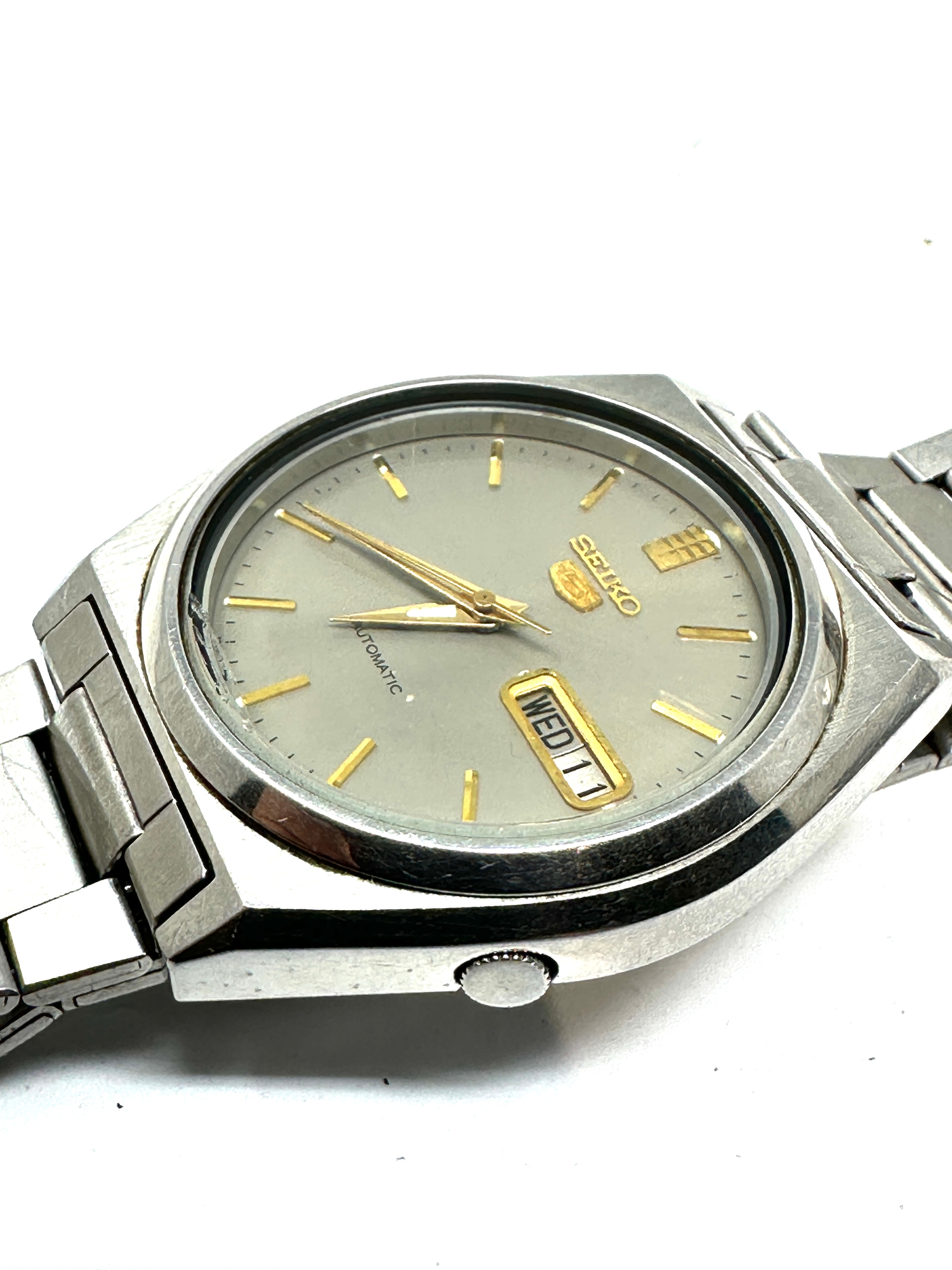 Gents Seiko 5 automatic wristwatch the watch is ticking 7009-876a day date - Image 2 of 4