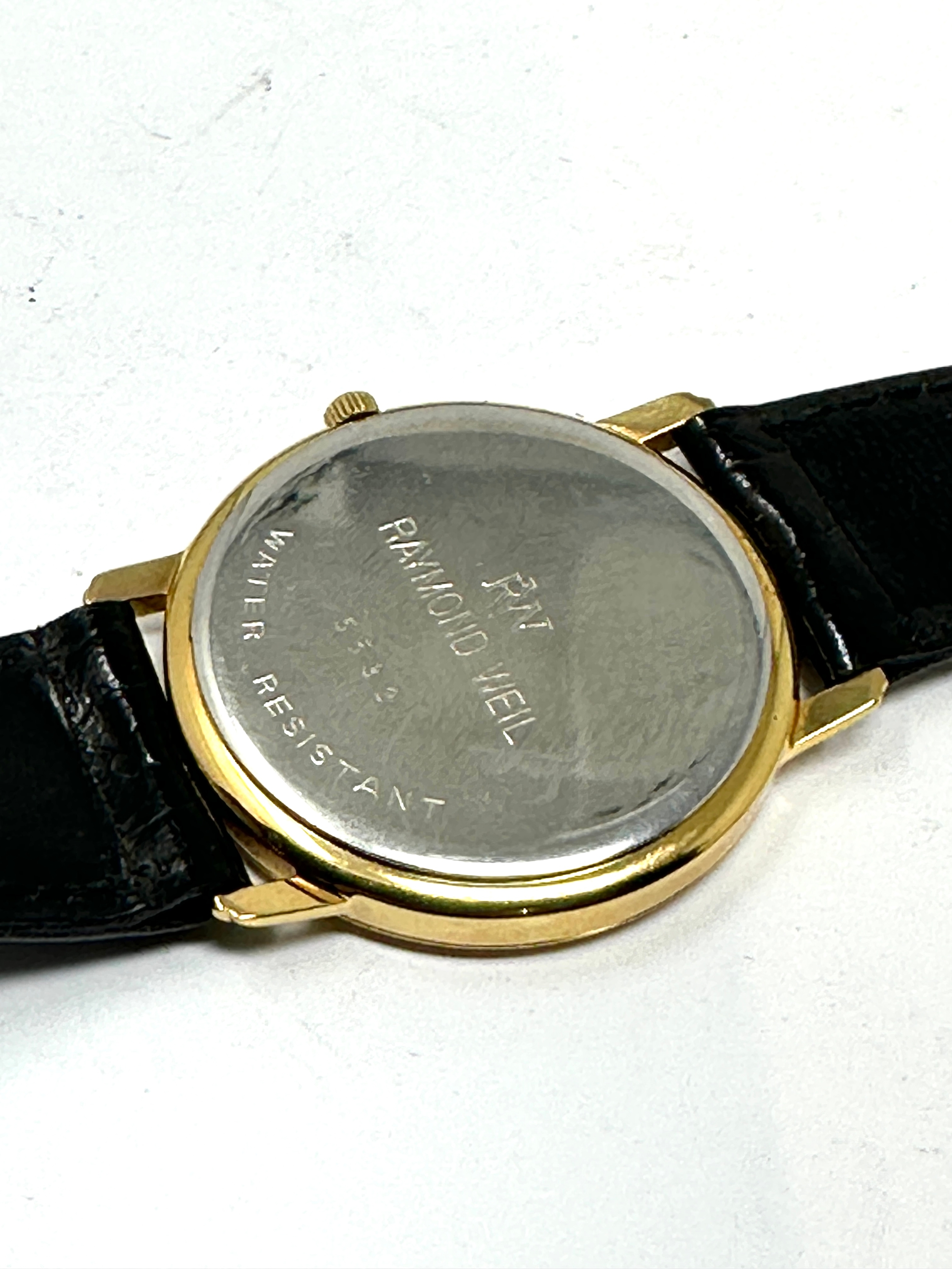 Gents raymond weil geneve wristwatch comes in wallet and booklet in working order - Image 5 of 5