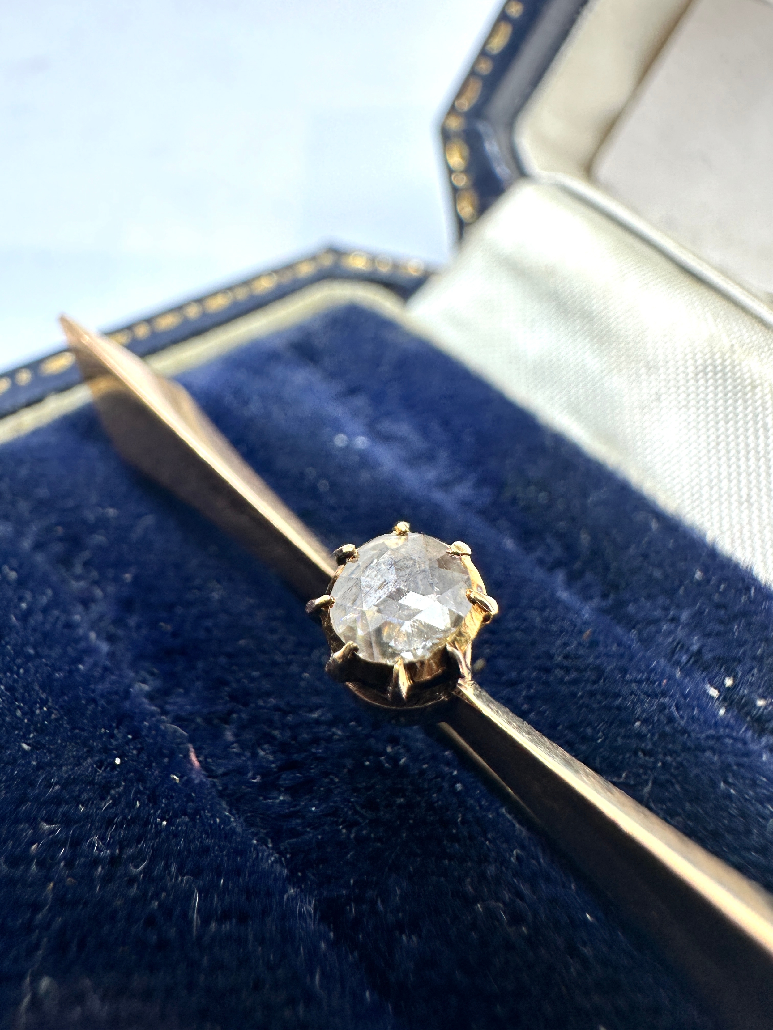 Antique 14ct gold old cut diamond ring set with central diamond that measures approx 4mm diameter - Image 3 of 6