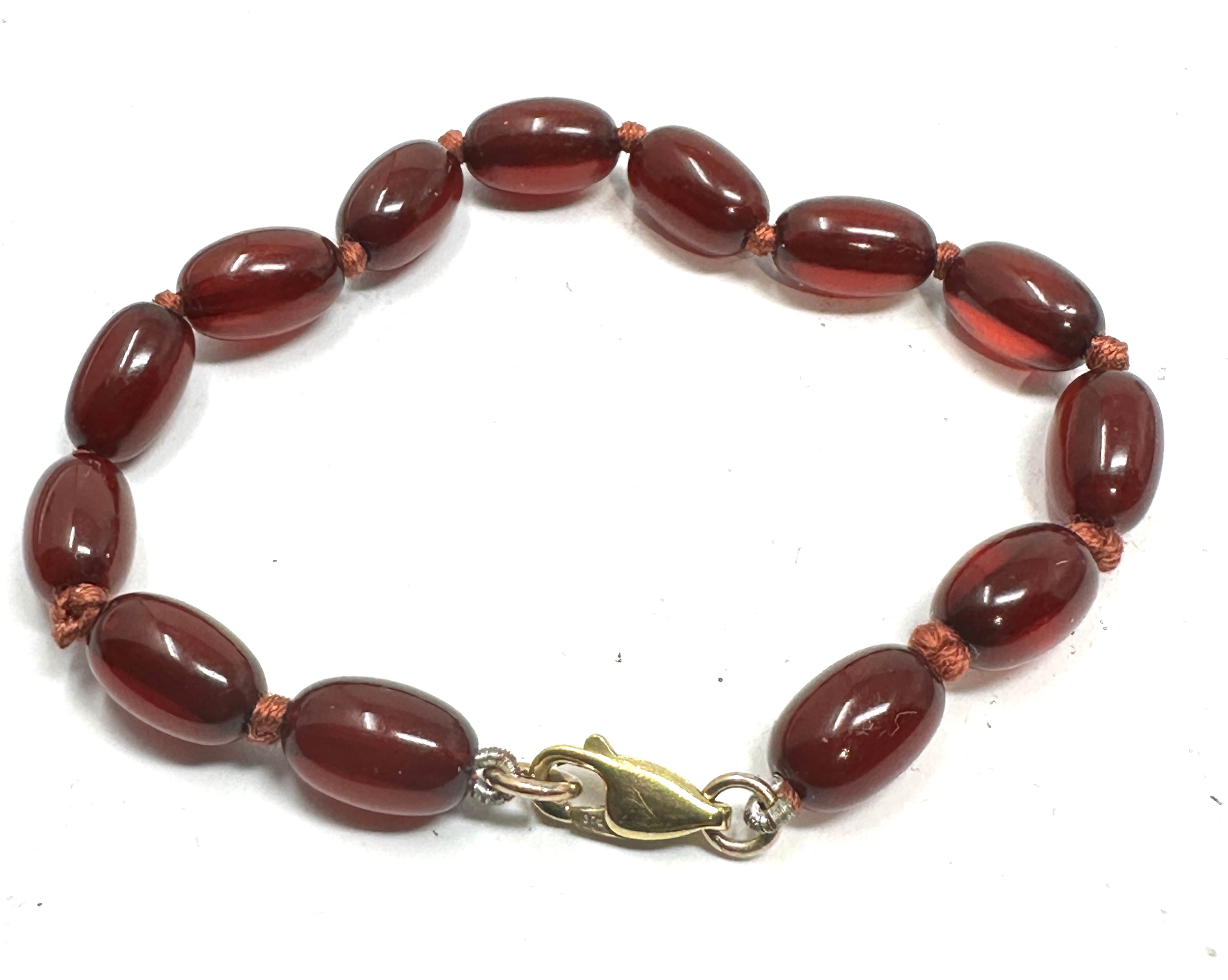 9ct gold clasp cherry amber / bakelite bead bracelet weight approx 7g internal streaking to beads - Image 4 of 4