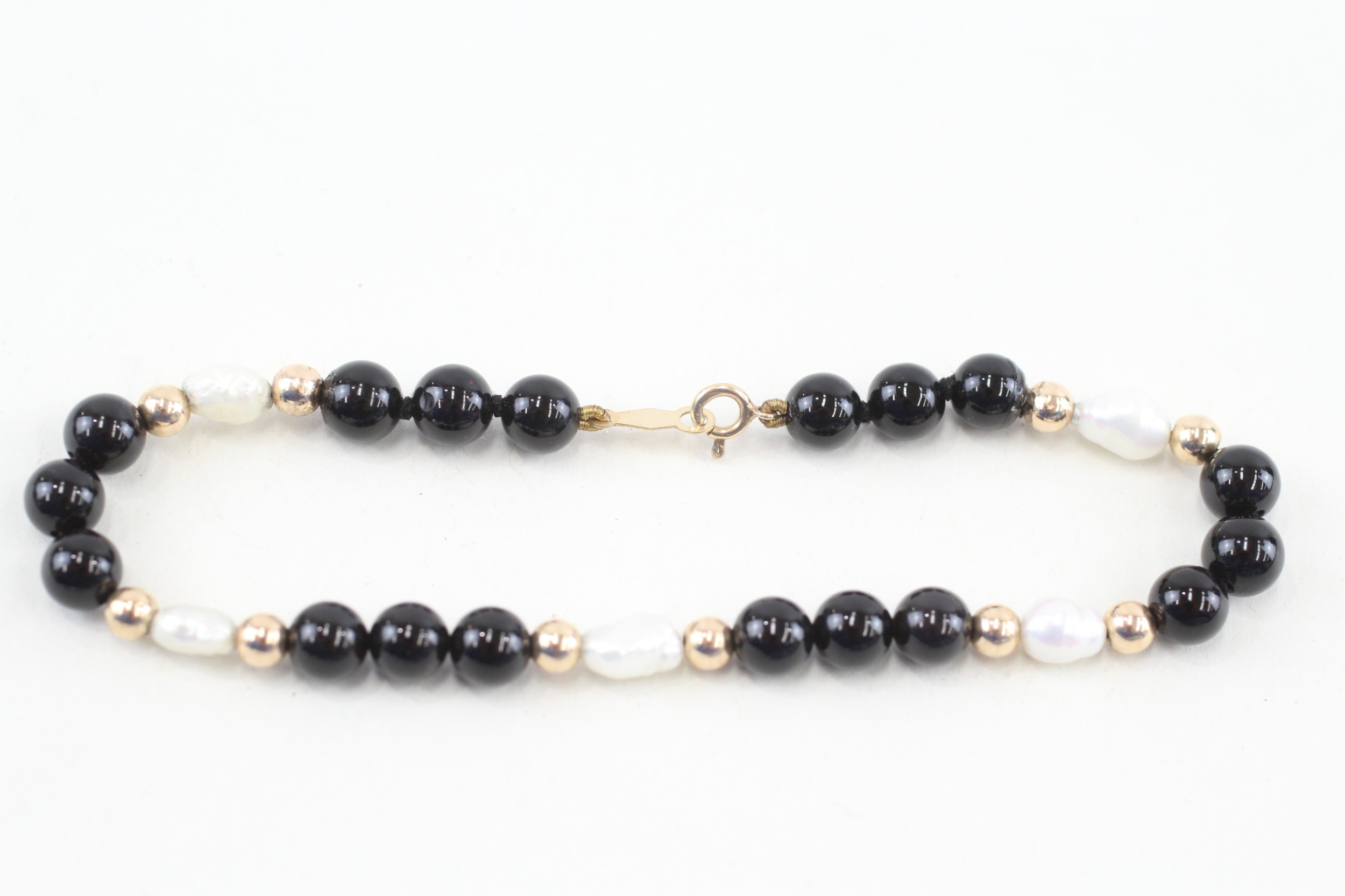 9ct gold pearl & black gemstone bracelet (6.8g)