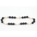 9ct gold pearl & black gemstone bracelet (6.8g)