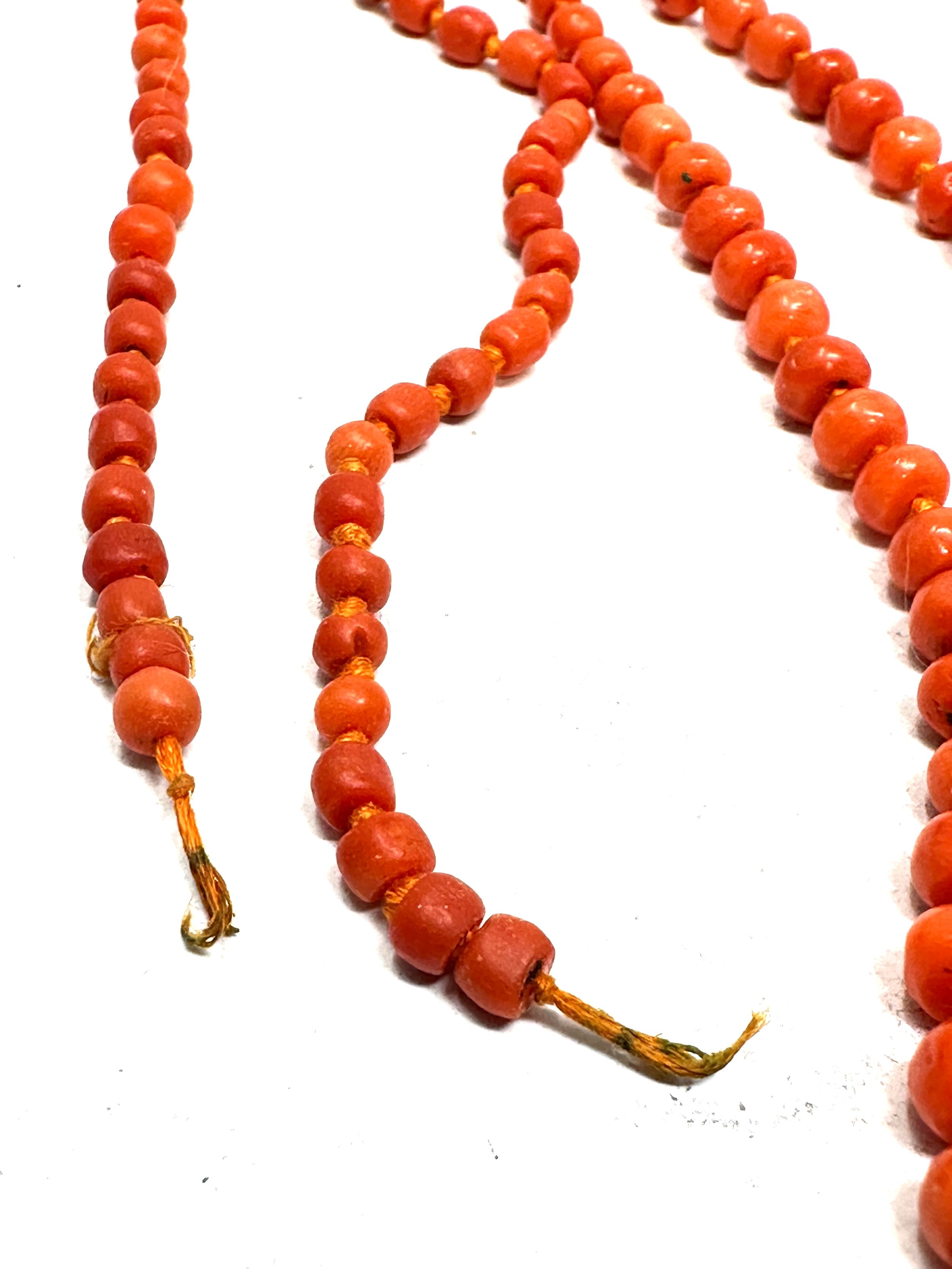 Antique graduated coral bead necklace measures approx 75 cm long weight 30g - Image 3 of 4