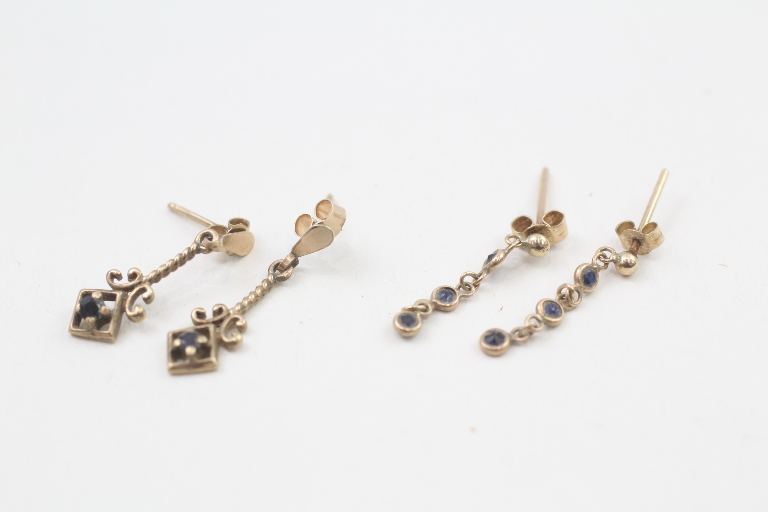 2x 9ct gold sapphire earrings (1.4g)