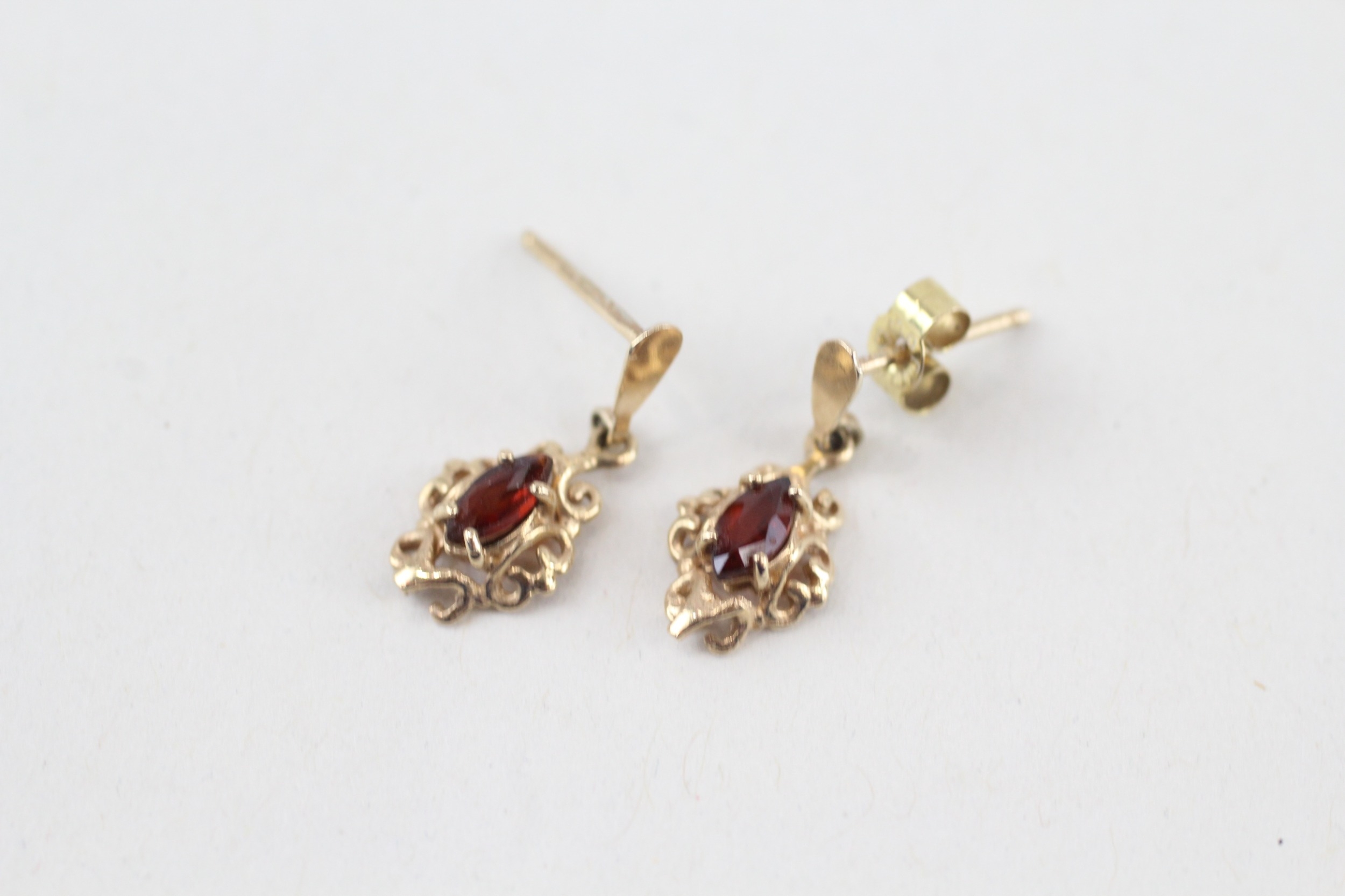9ct gold garnet drop earrings (0.7g)