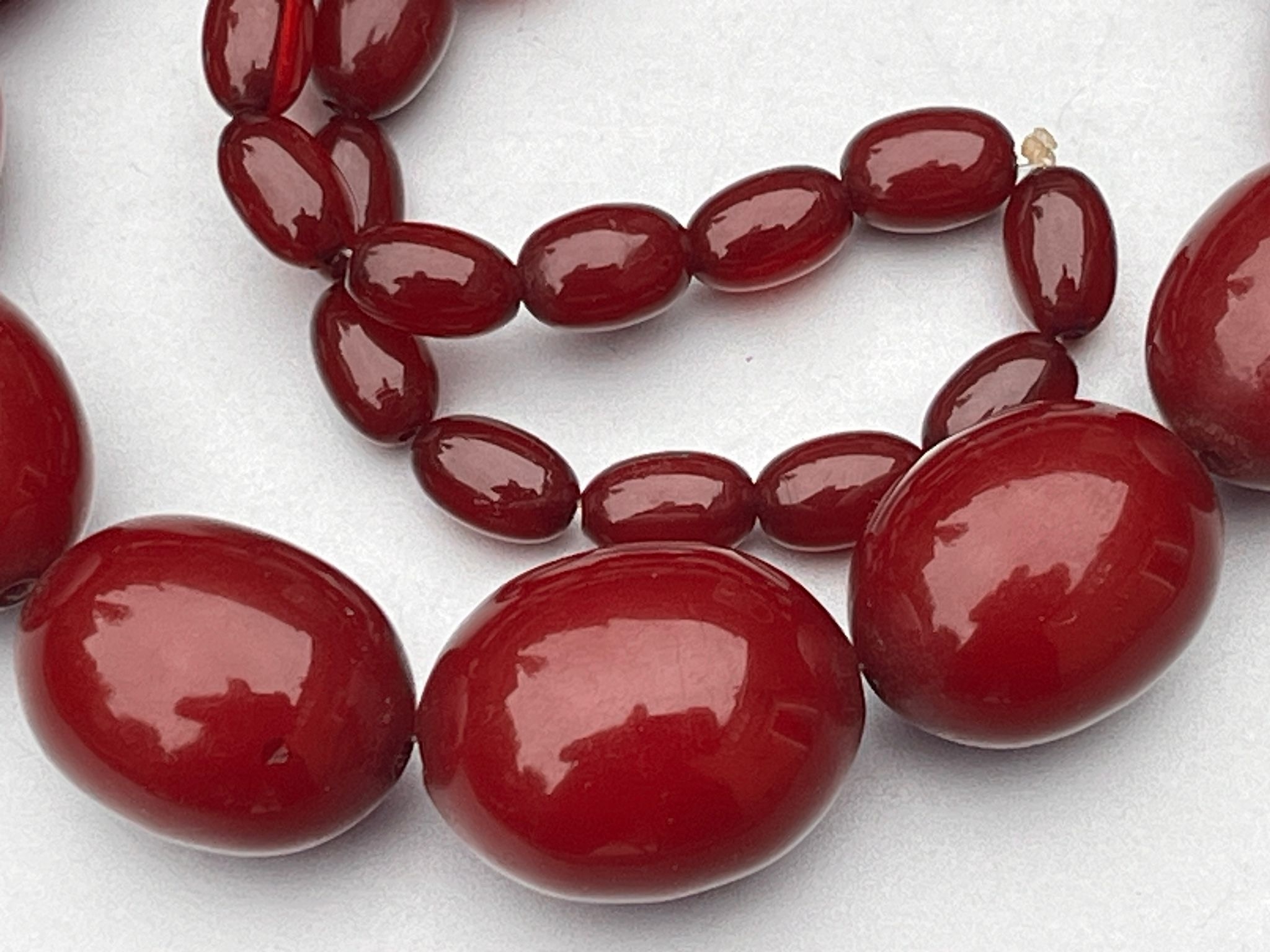 Antique art deco cherry red amber / bakelite bead necklace good internal streaking weight 84g - Image 3 of 5