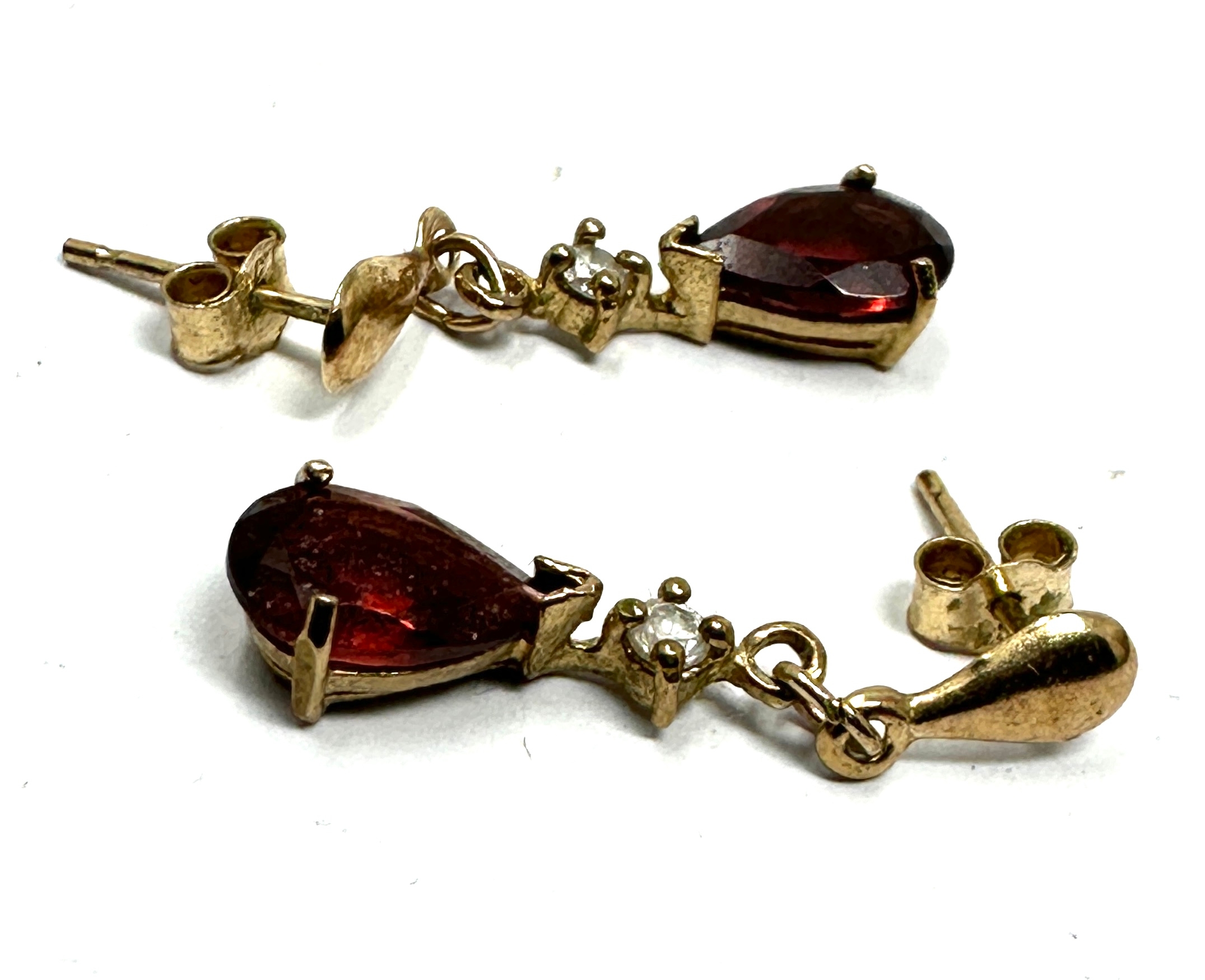 9ct gold garnet earrings weight 1.2g - Image 2 of 3