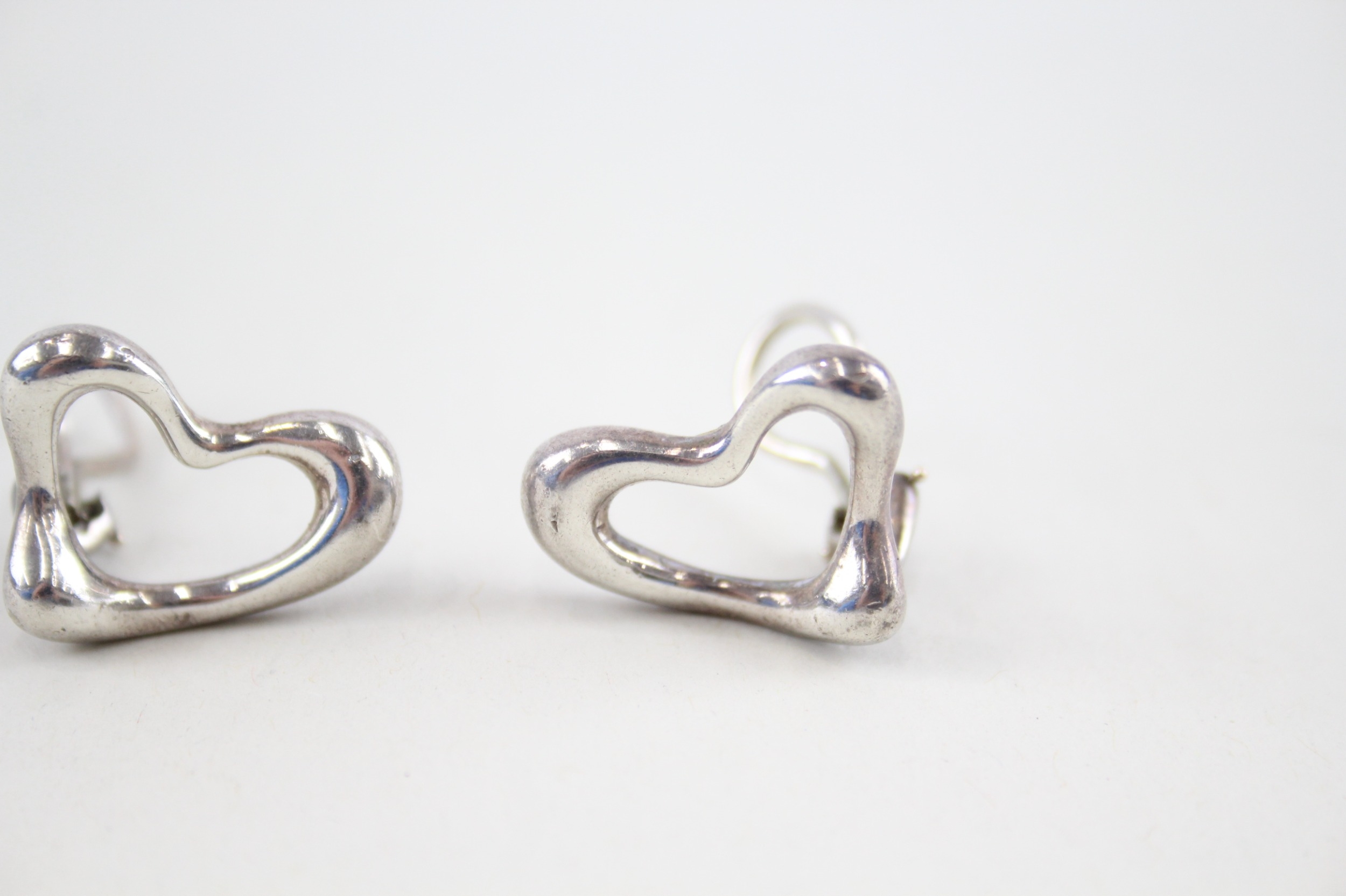 Pair of silver heart clip on earrings by designer Tiffany & Co (9g) - Image 3 of 4