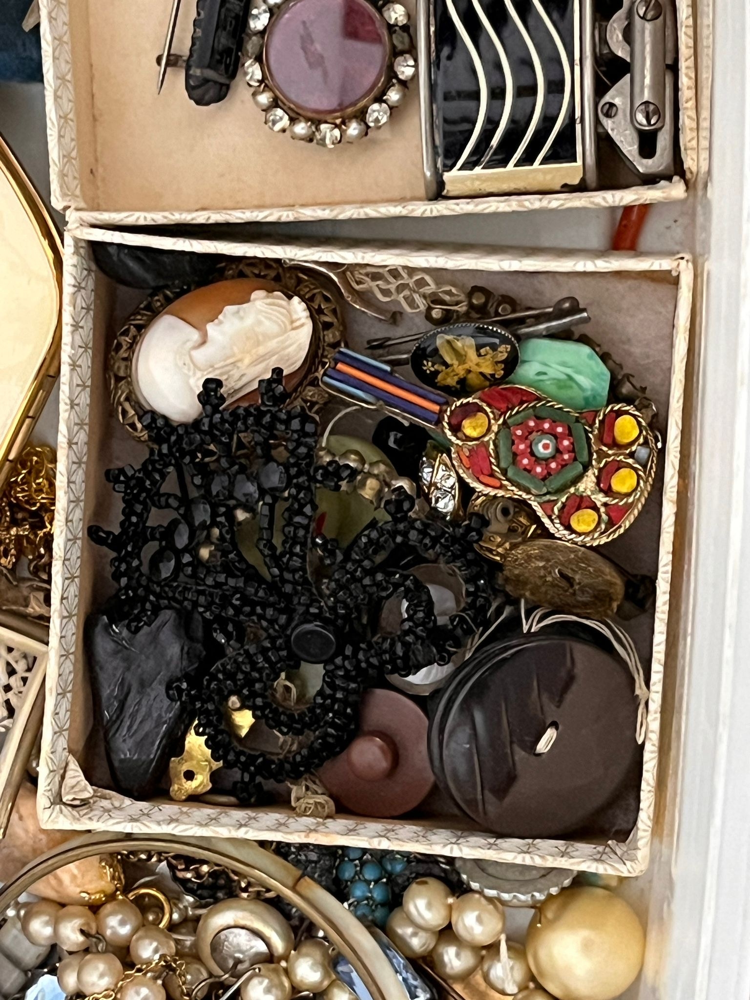 Costume jewellery & powder compacts to include coral necklace cameos etc - Image 6 of 7