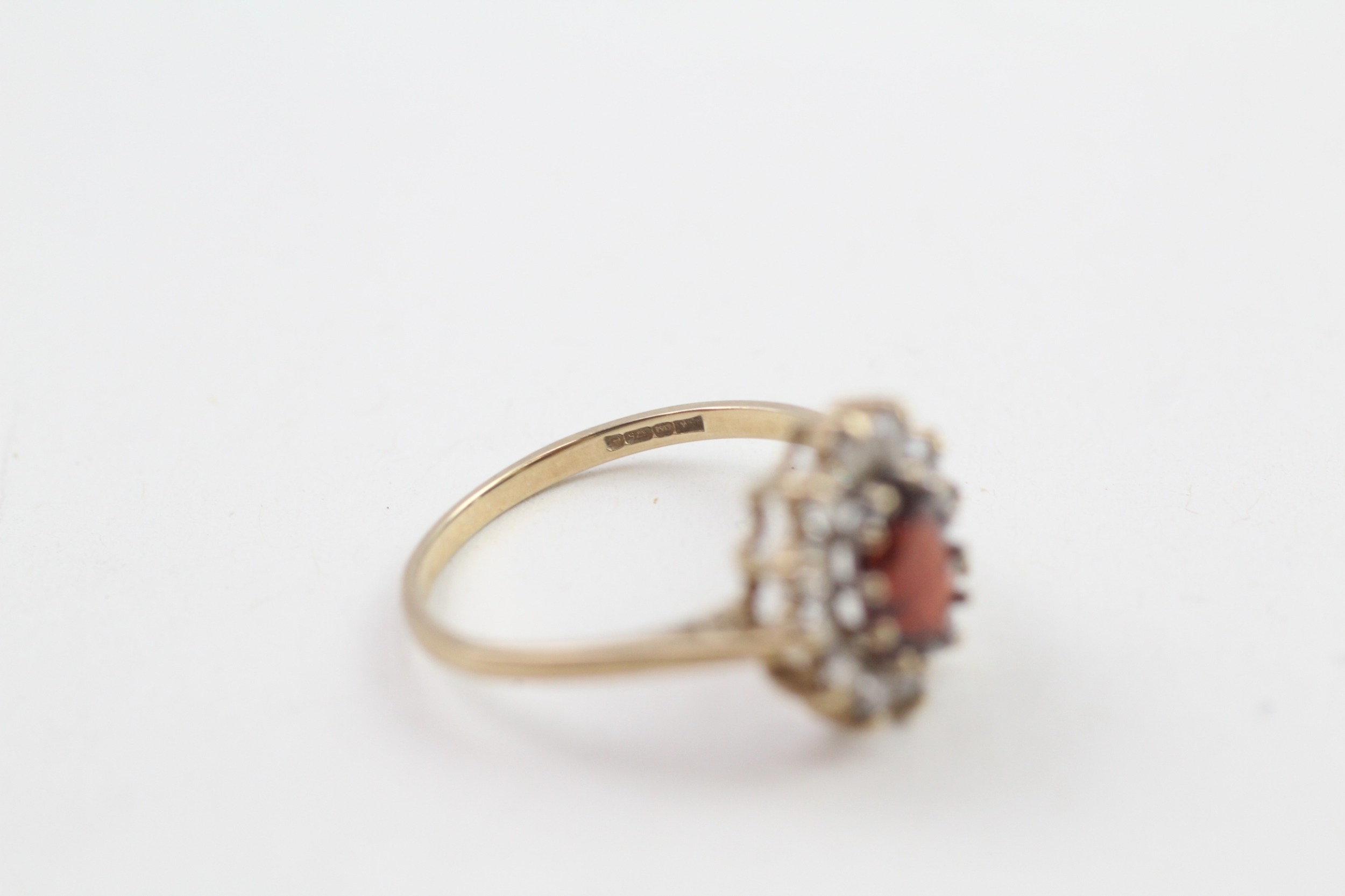 9ct gold red & white gemstone cluster ring (2.1g) - Image 4 of 5