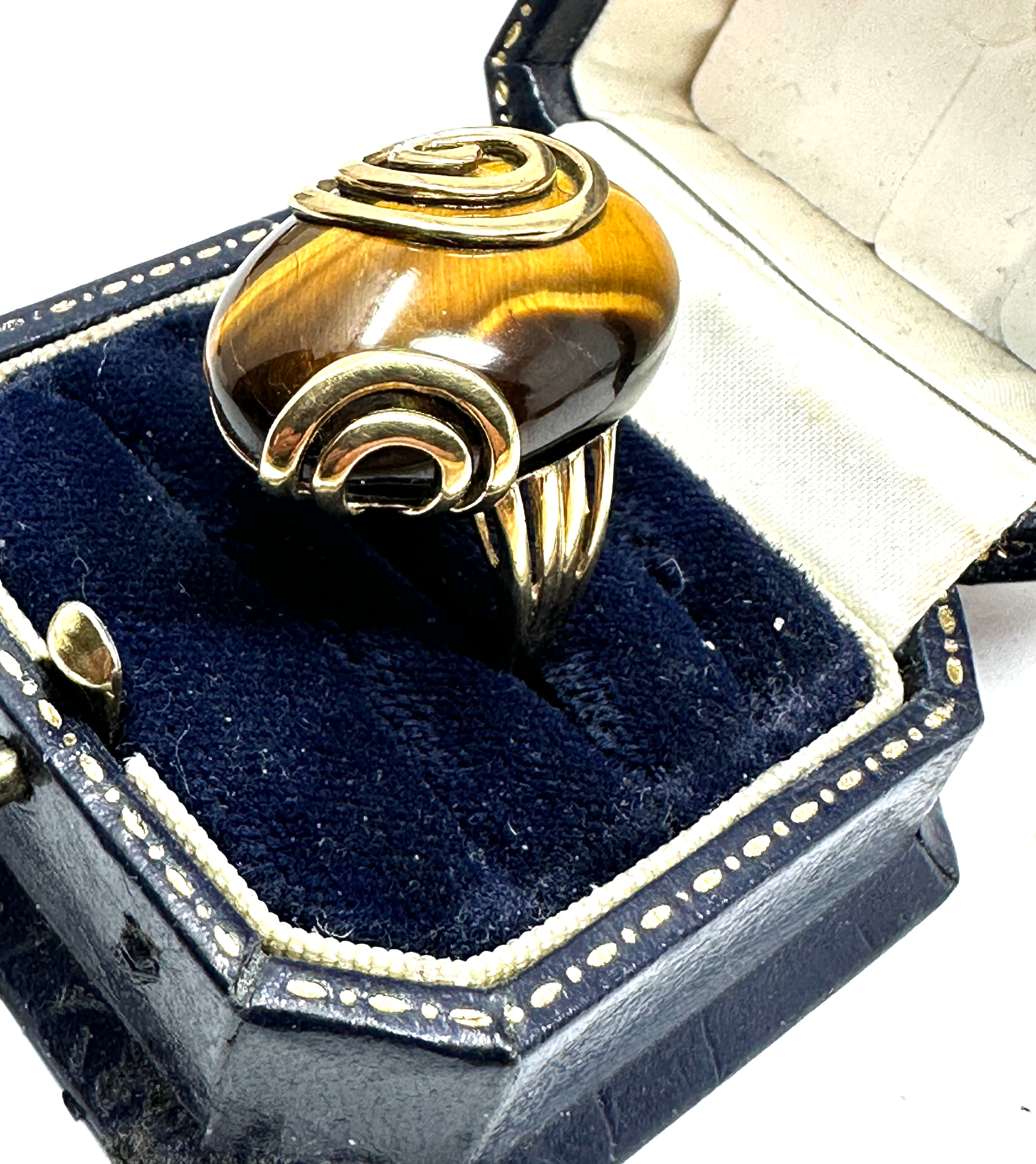 9ct gold modernist design tigers eye ring weight 11g - Image 3 of 4