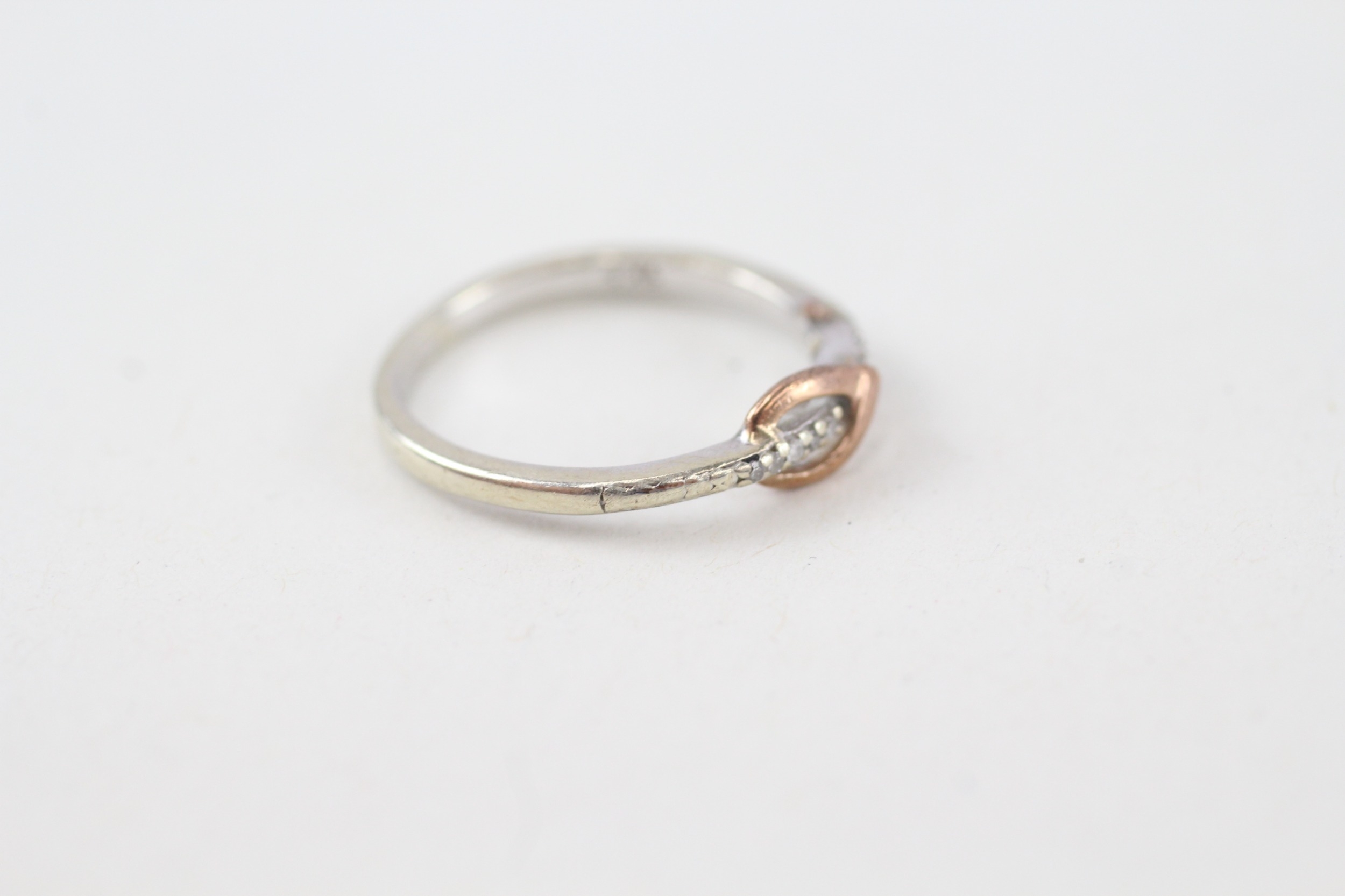 9ct gold white gemstone ring (1.5g) - Image 2 of 4