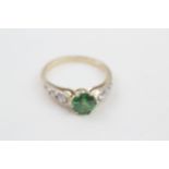 14ct gold green gemstone & cubic zirconia ring, claw set (3.1g)