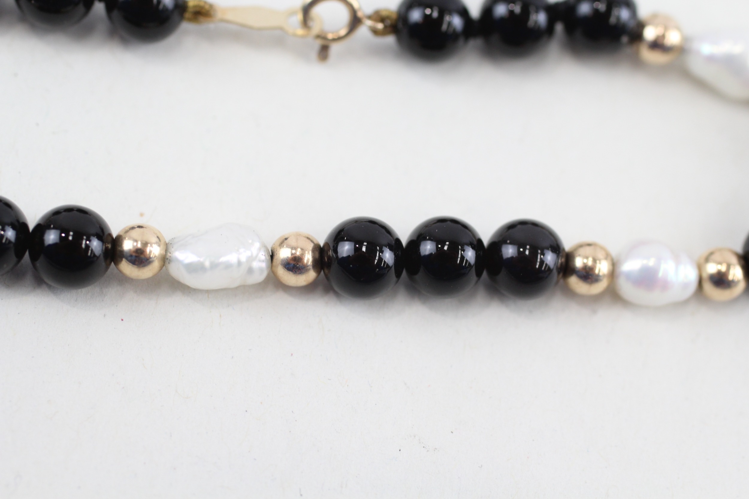 9ct gold pearl & black gemstone bracelet (6.8g) - Image 4 of 5