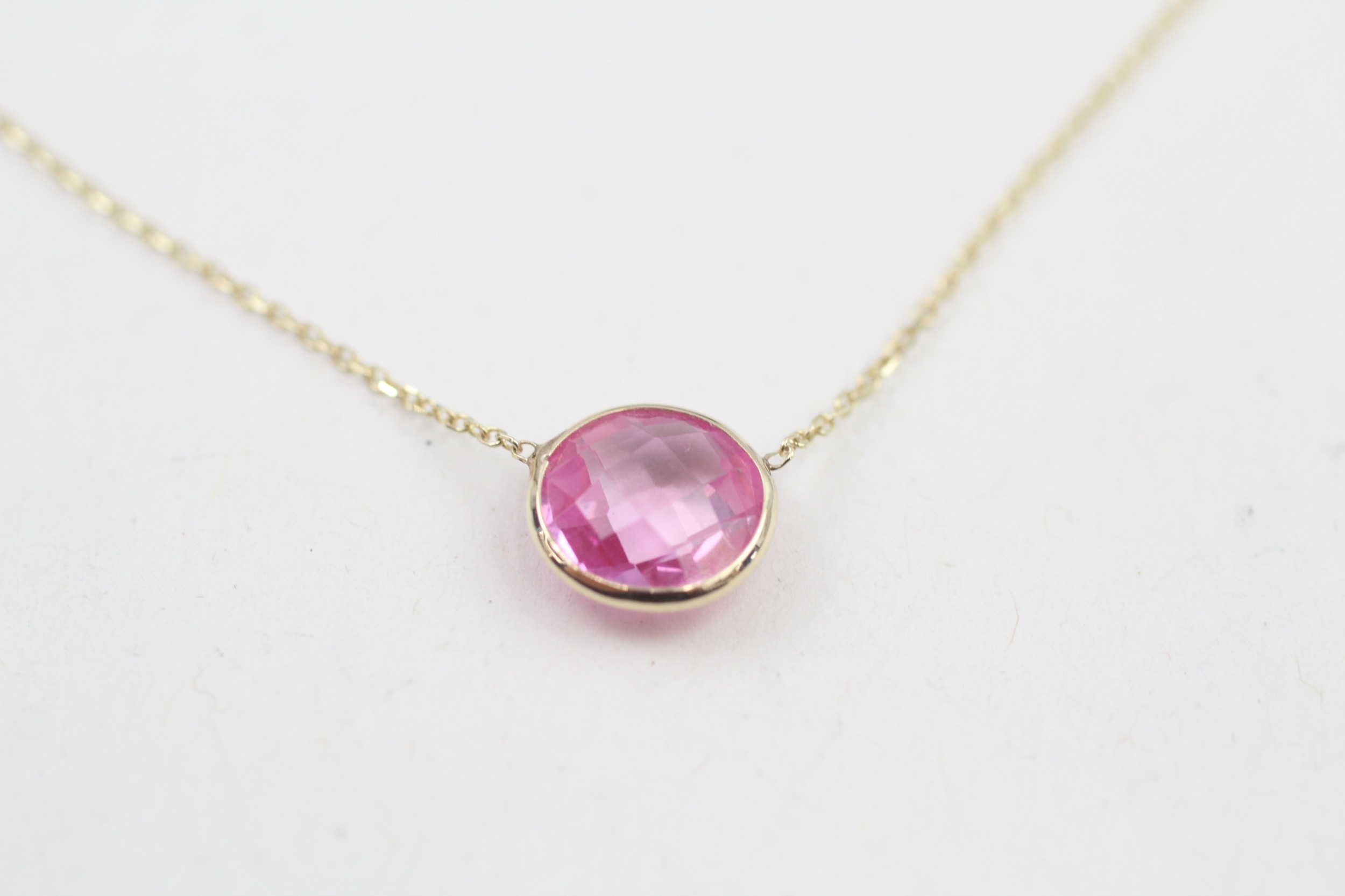 14ct gold faceted pink gemstonependant necklace, bezel set (1.3g)