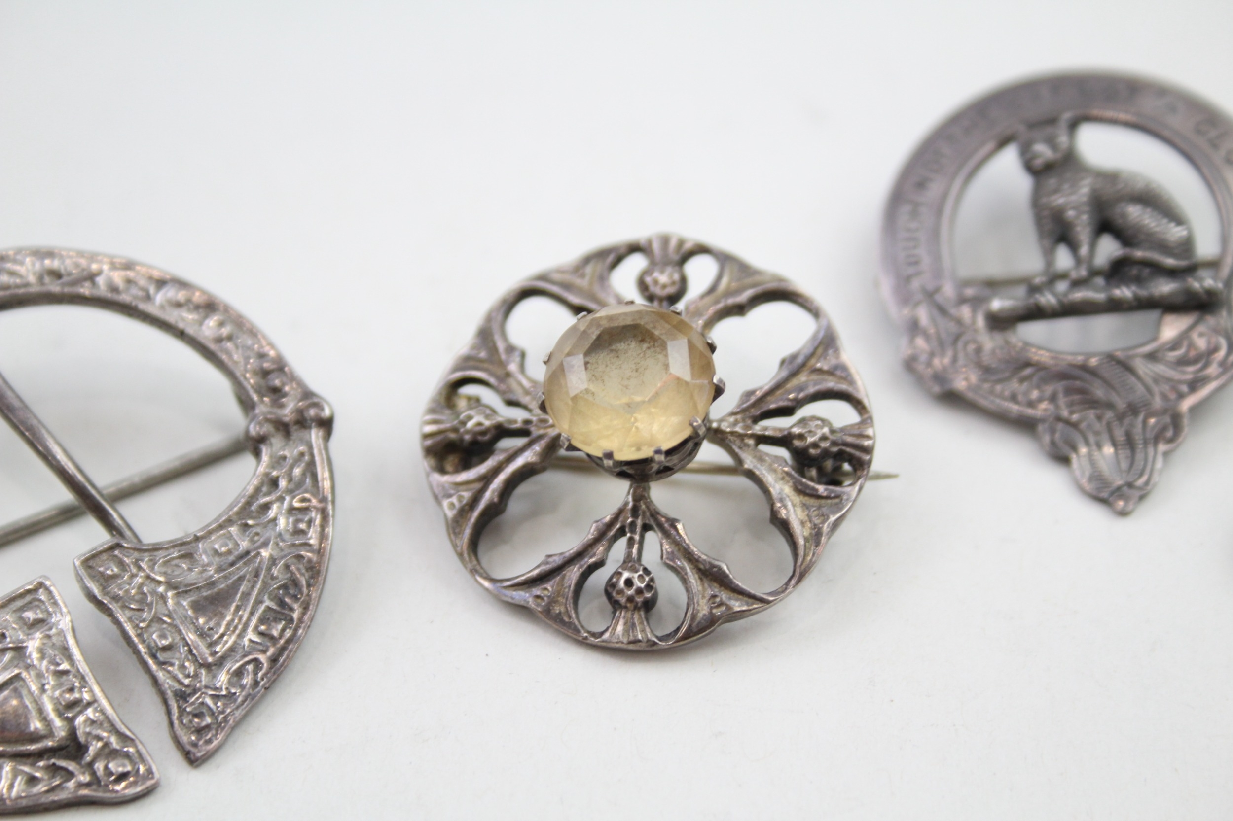 Four silver Scottish brooches including gemstone (41g) - Image 3 of 5