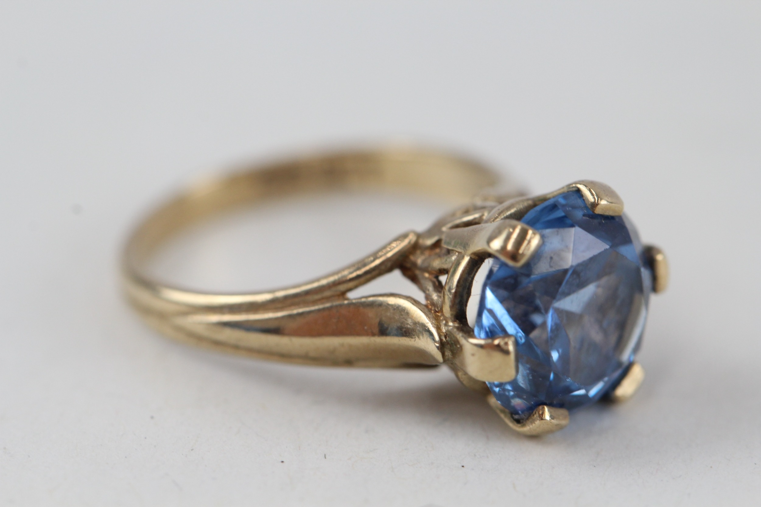 9ct gold blue gemstone dress ring, claw set (3.3g)