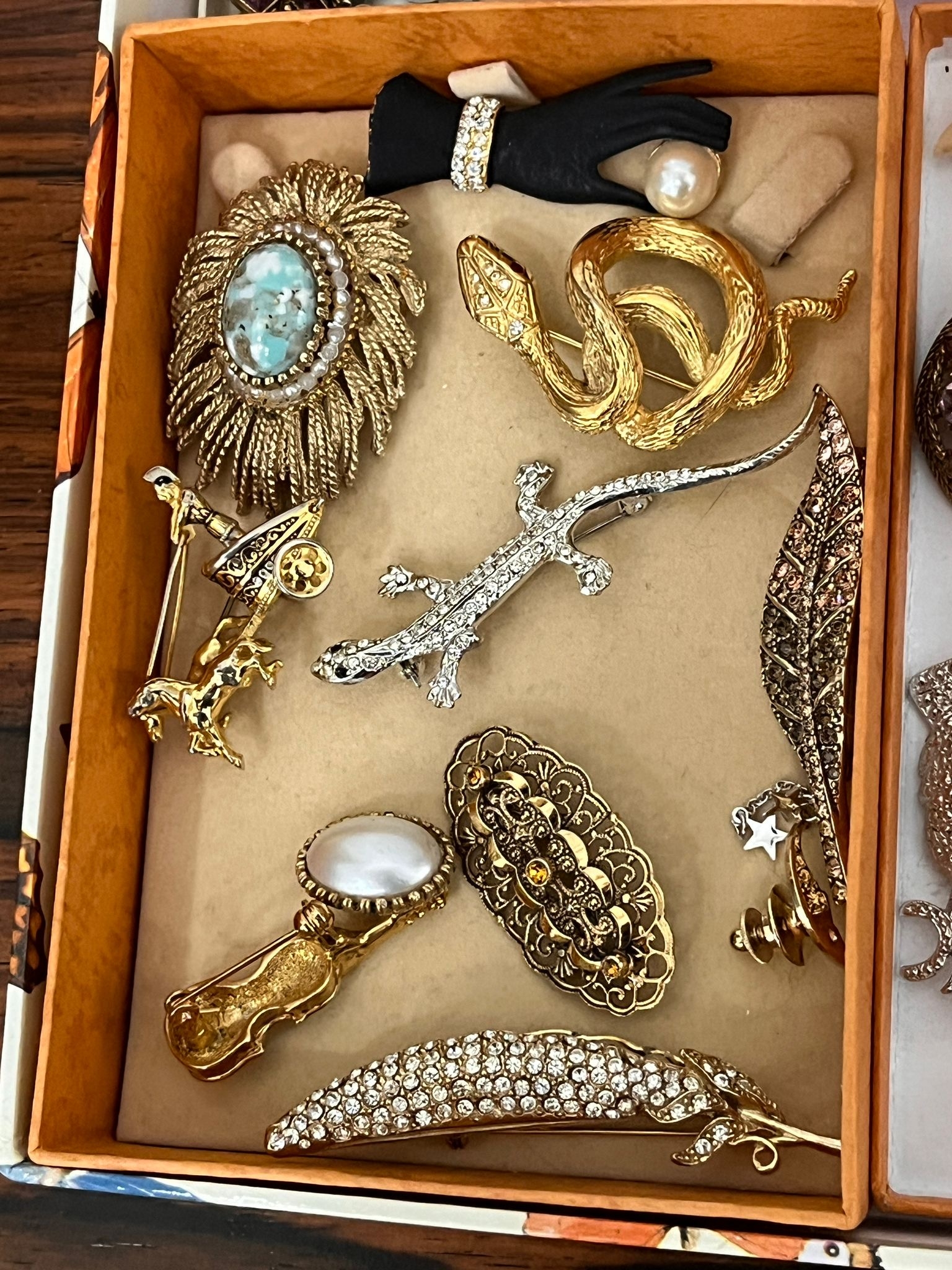 Tray of vintage costume jewellery - Image 7 of 7