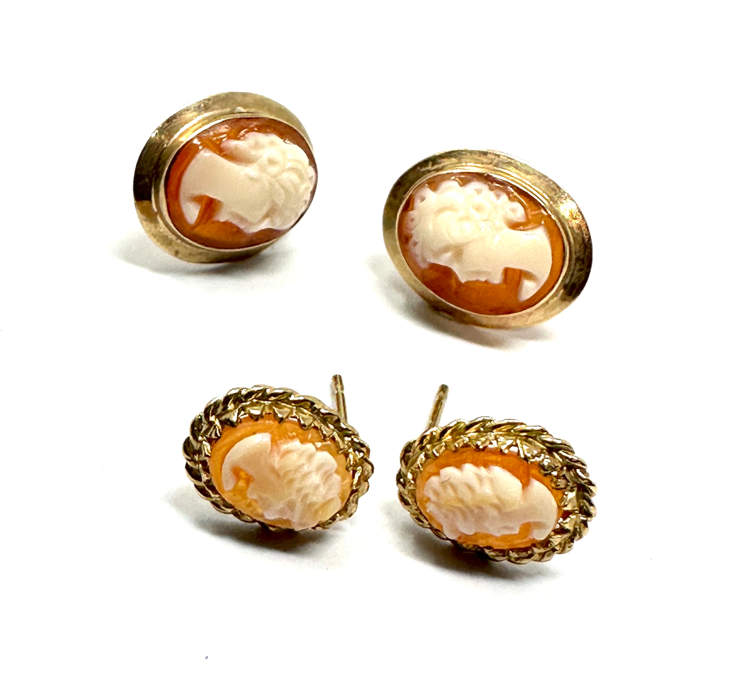 2 pairs of 9ct gold cameo earrings weight 2.2g
