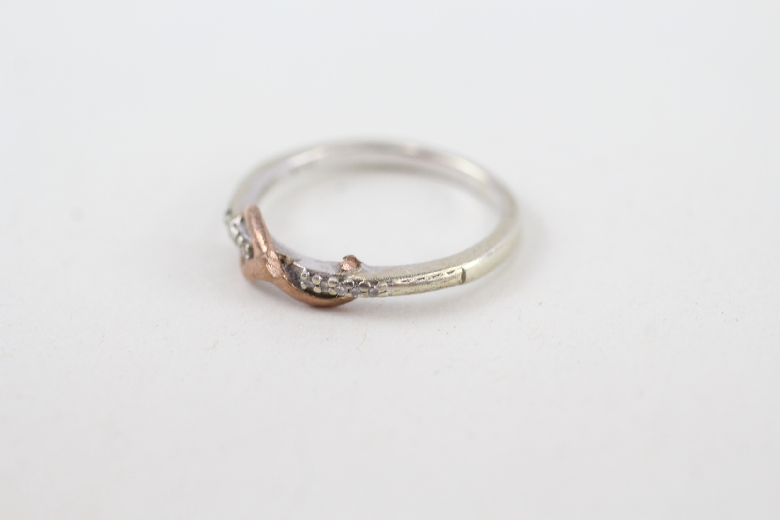 9ct gold white gemstone ring (1.5g) - Image 3 of 4