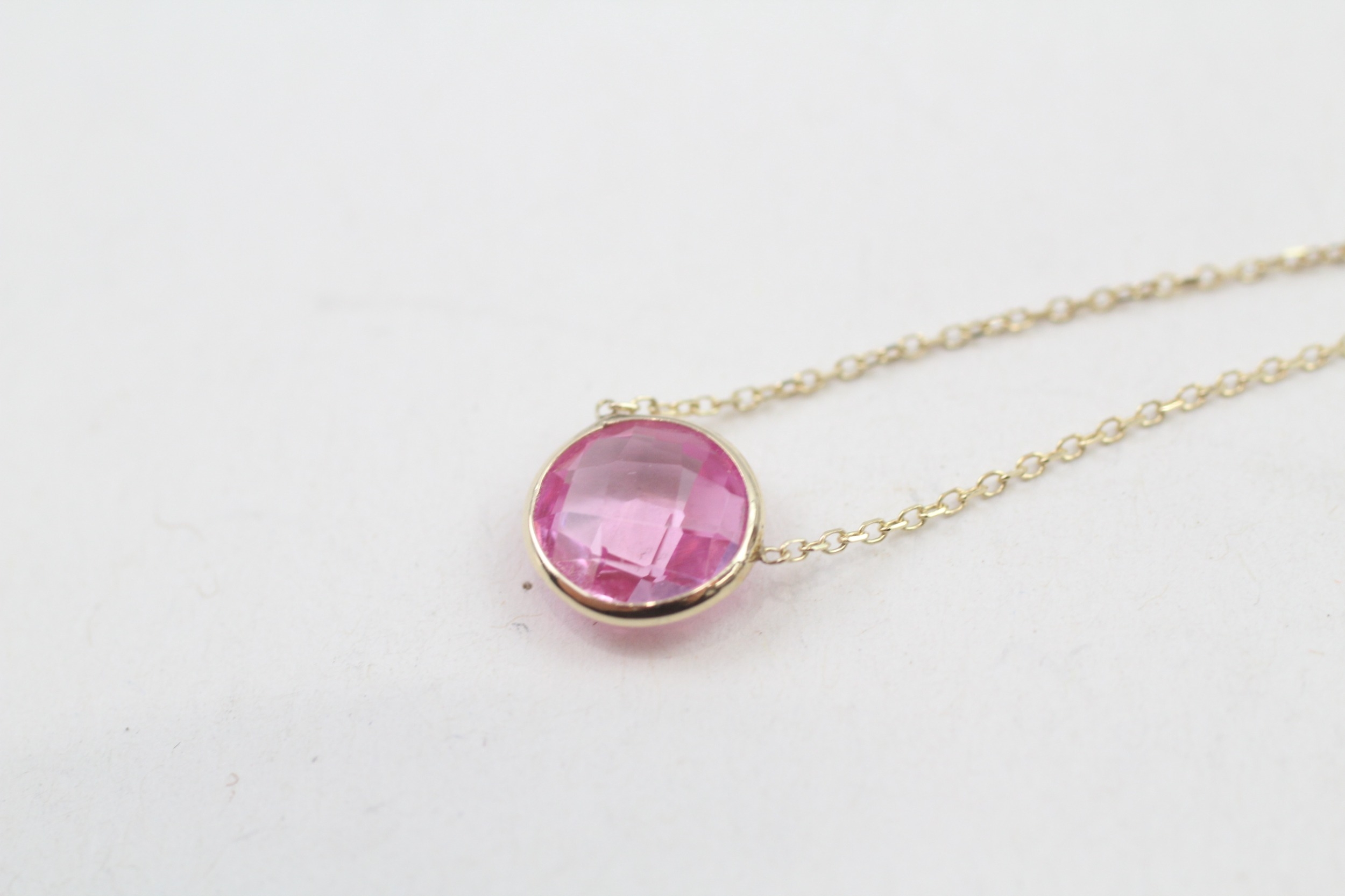 14ct gold faceted pink gemstonependant necklace, bezel set (1.3g) - Image 3 of 5