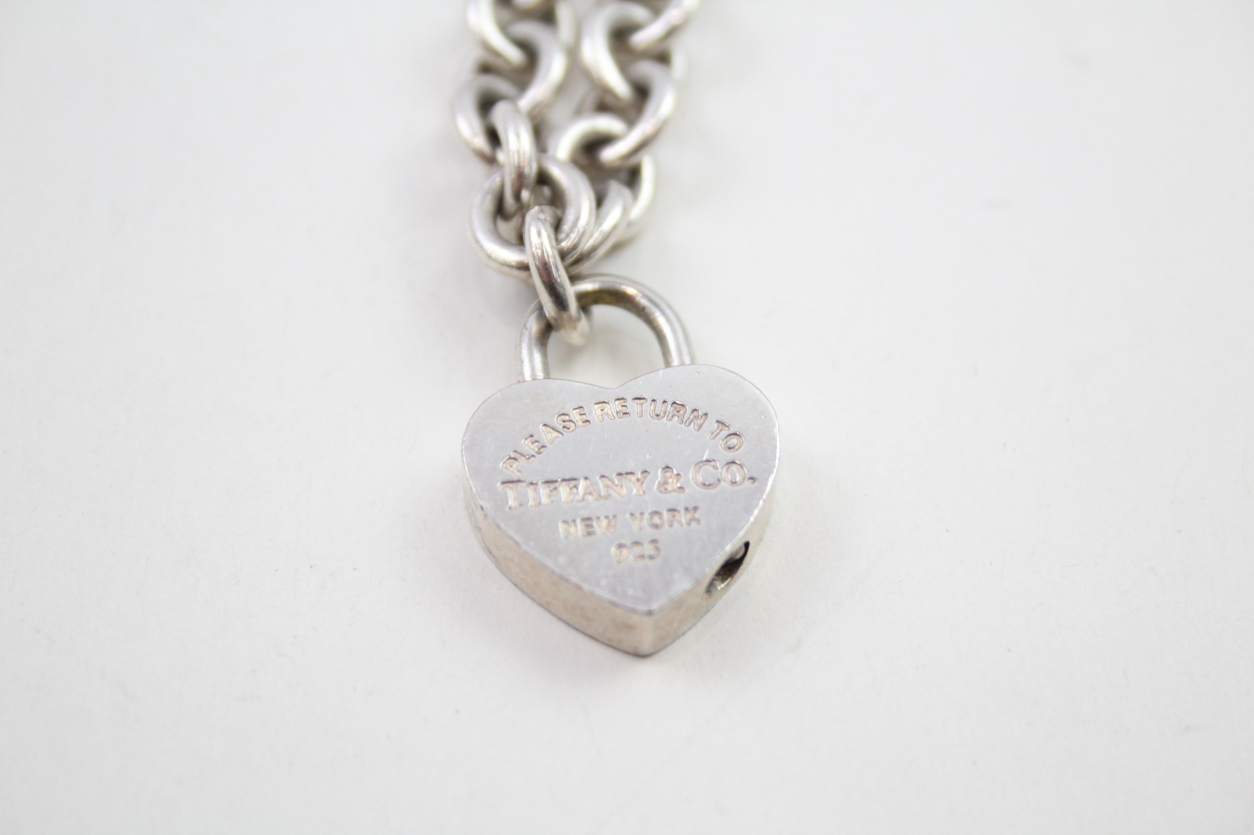 Silver bracelet with heart tag by designer Tiffany & Co (35g) - Image 5 of 7