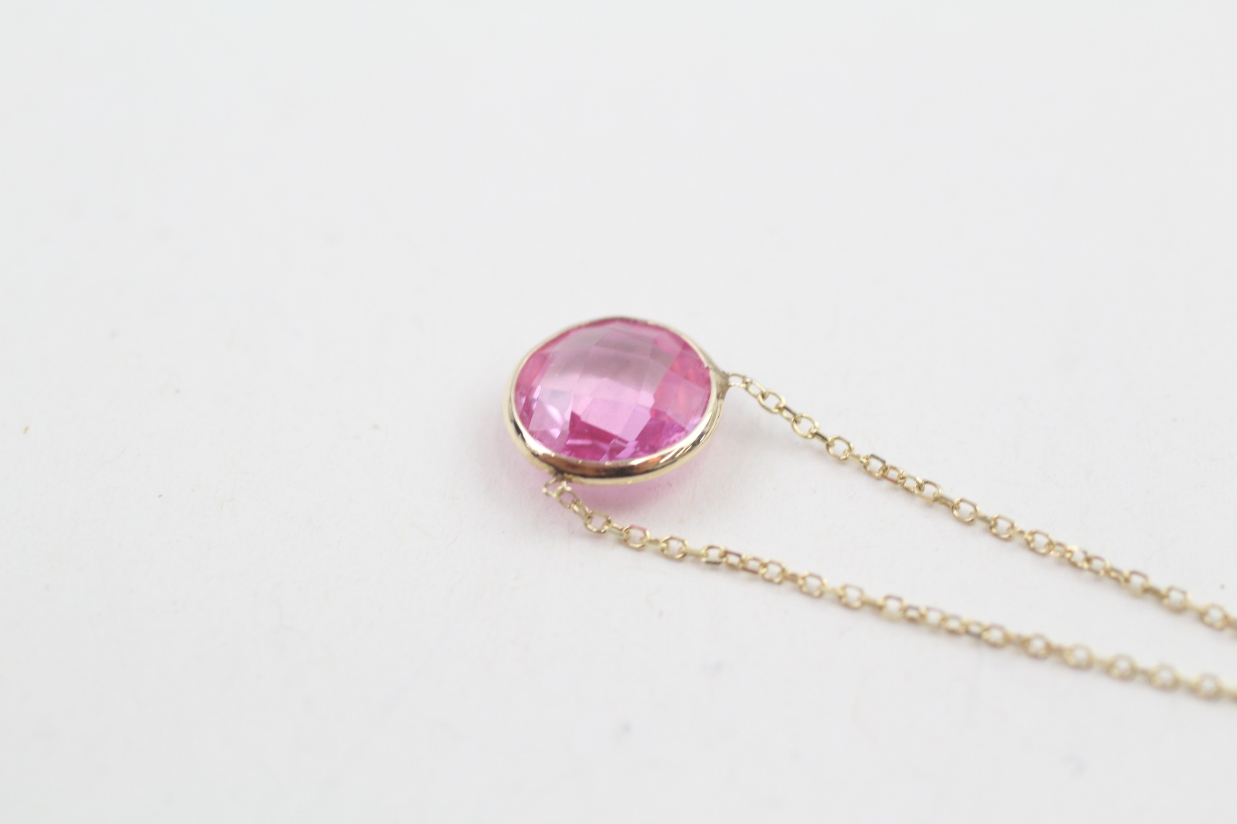 14ct gold faceted pink gemstonependant necklace, bezel set (1.3g) - Image 2 of 5