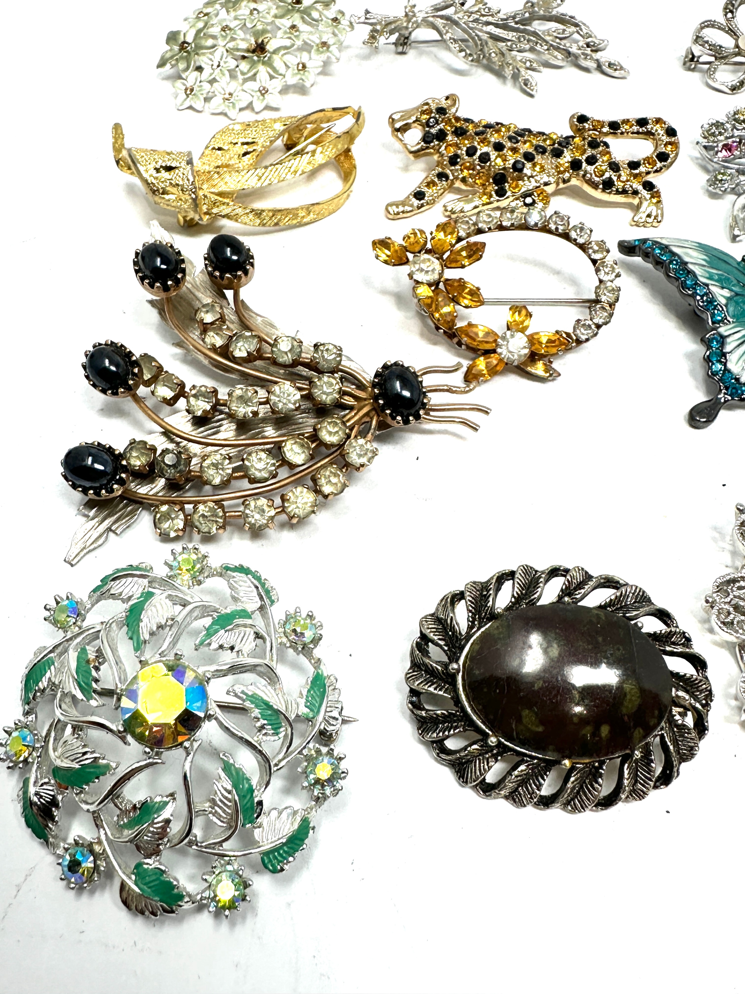 selection of vintage costume jewellery brooches - Image 2 of 6