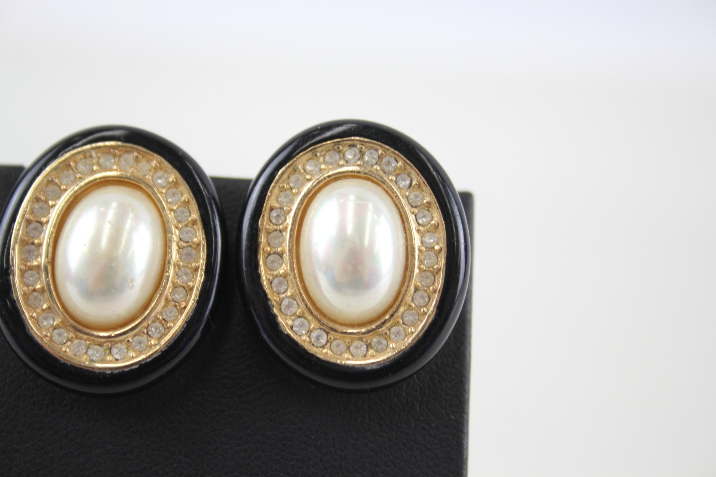 Pair of gold tone simulated pearl clip on earrings by designer Christian Dior (21g) - Image 3 of 5