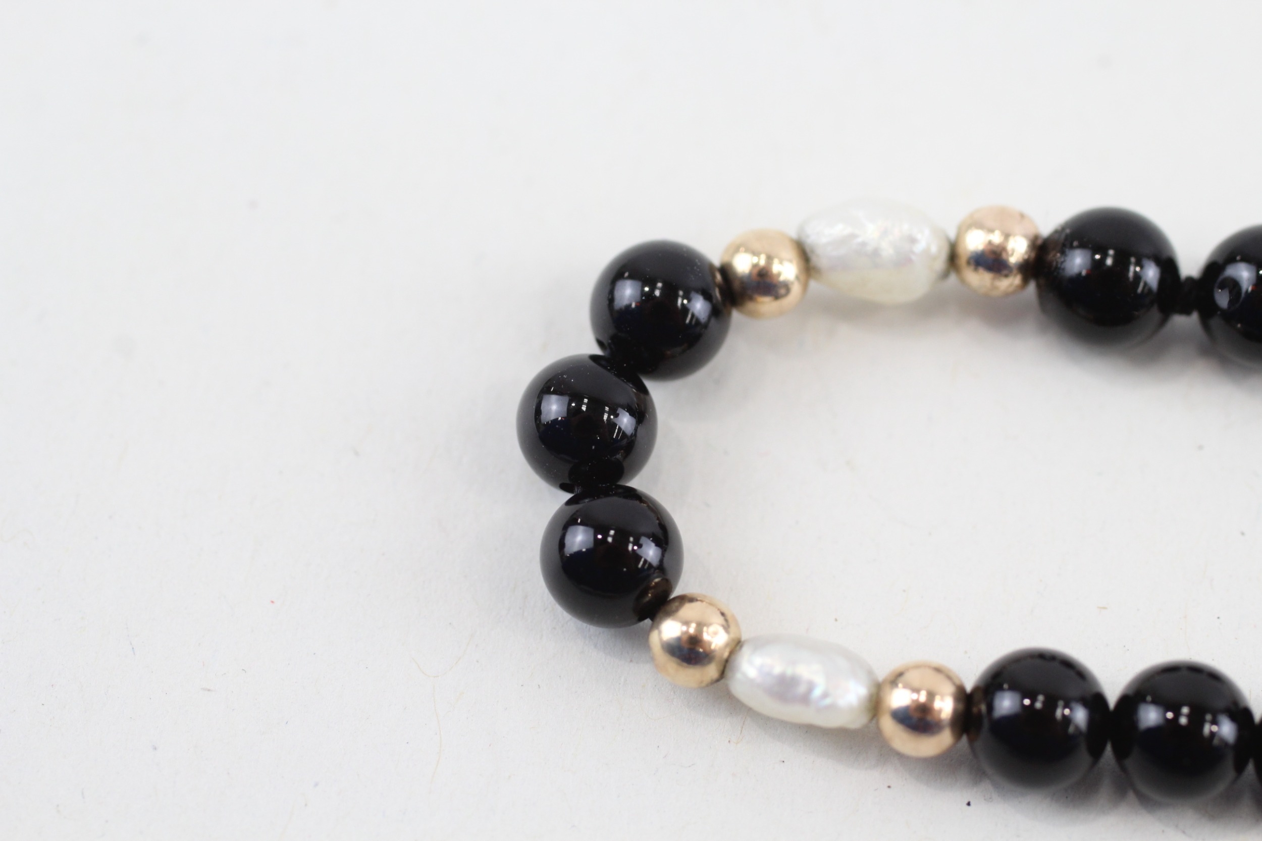 9ct gold pearl & black gemstone bracelet (6.8g) - Image 3 of 5