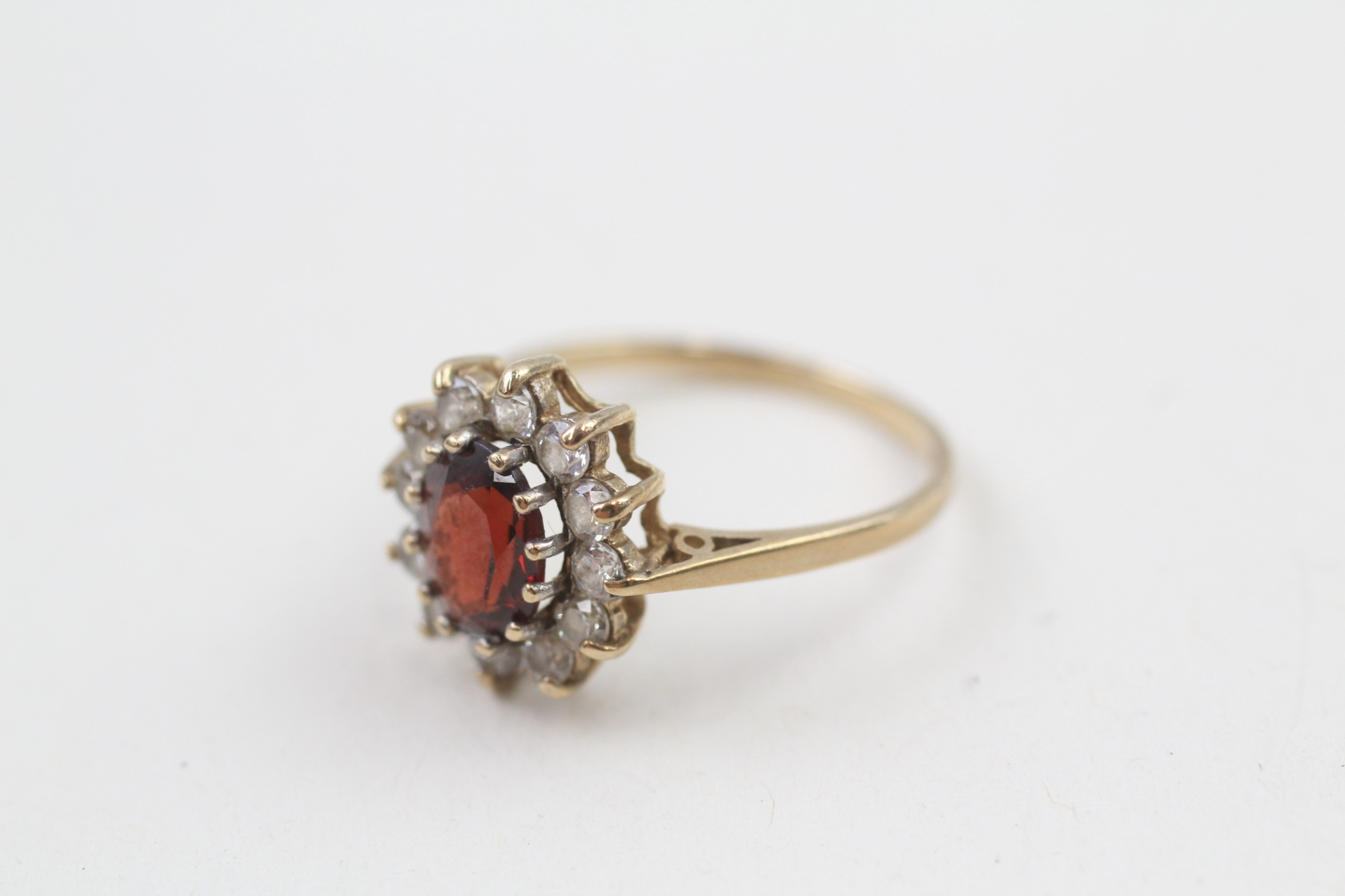 9ct gold red & white gemstone cluster ring (2.1g) - Image 2 of 5