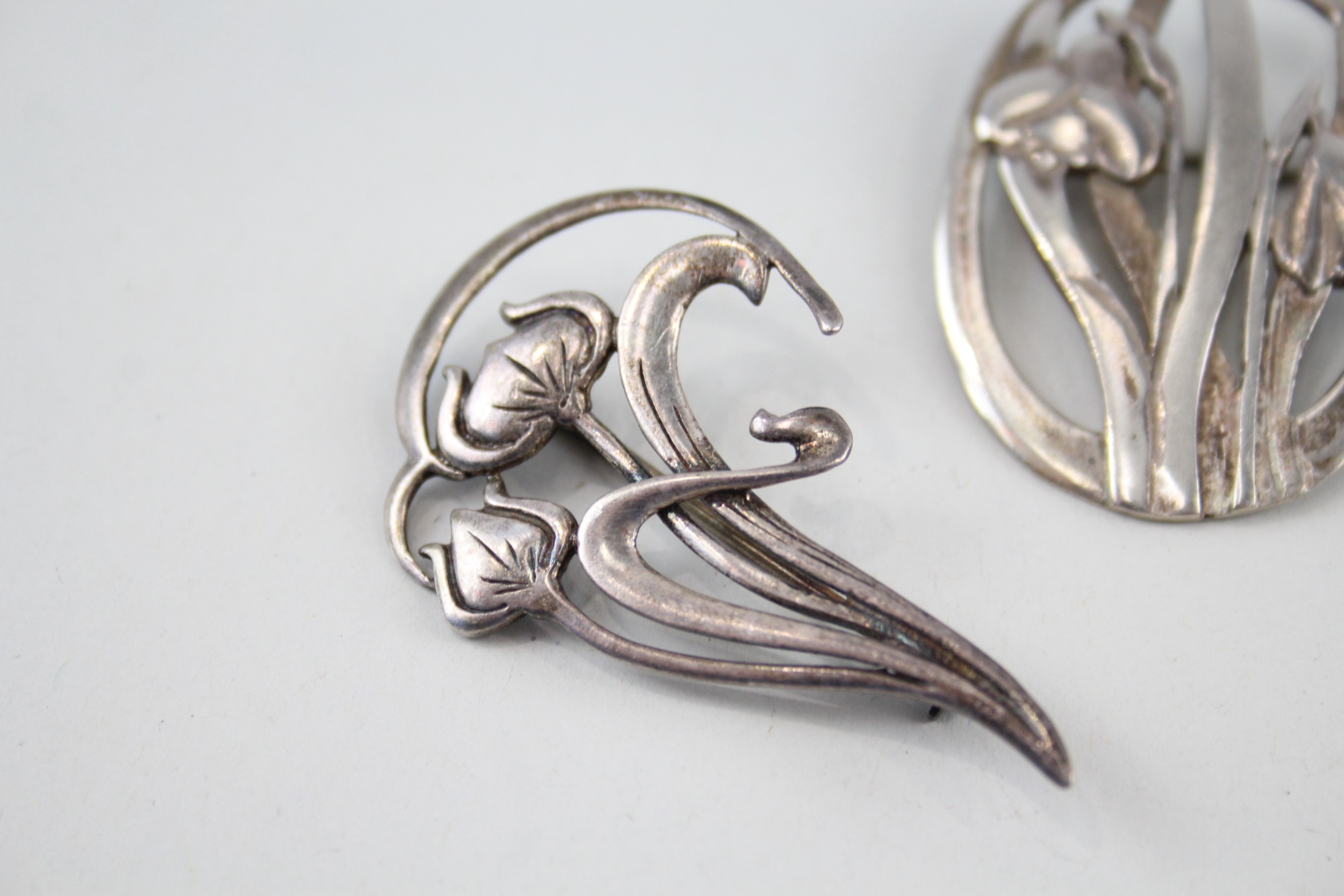Four silver Scottish/Celtic brooches including Ola Gorie & Malcolm Gray (23g) - Image 5 of 5