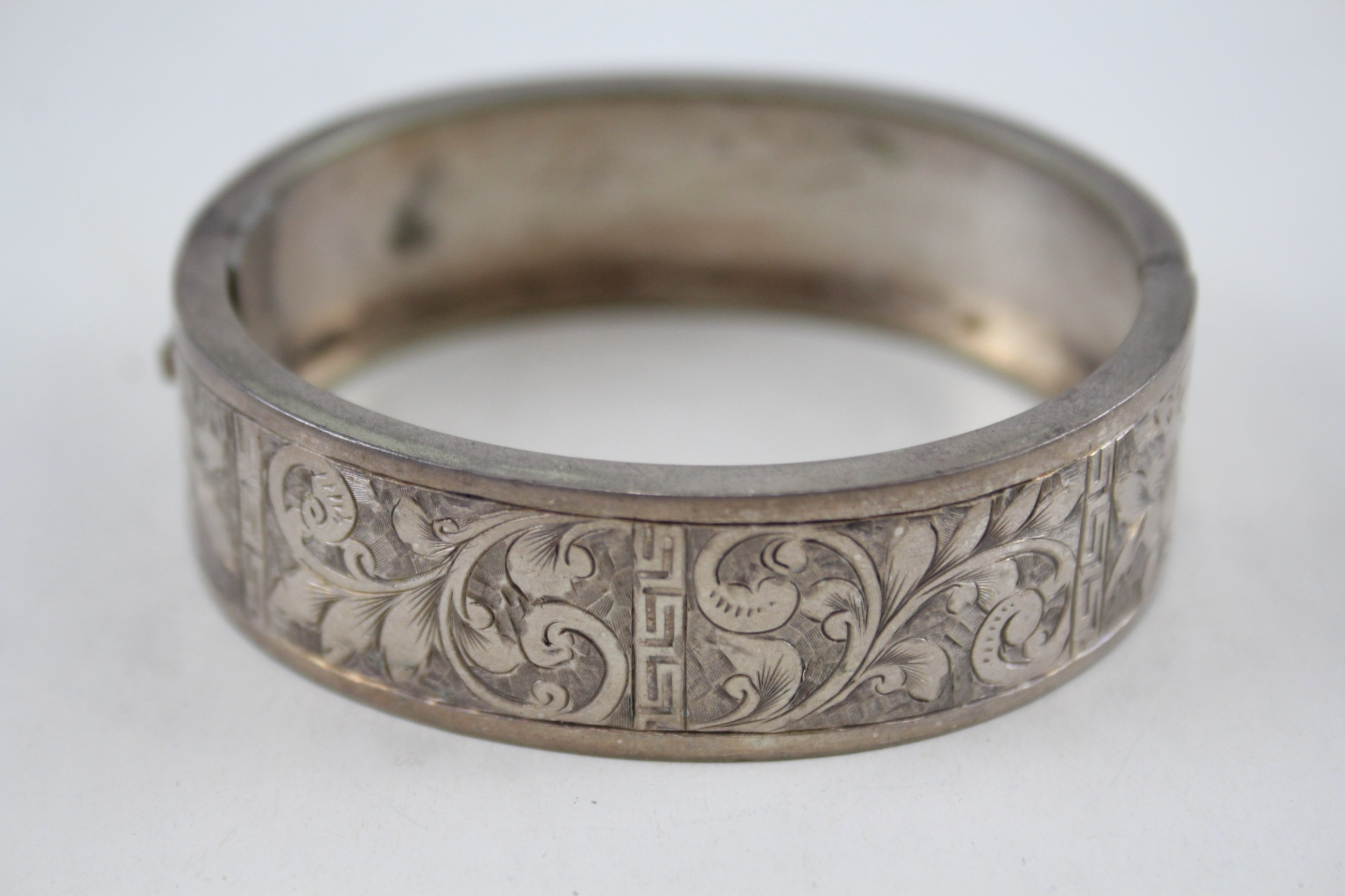 Silver antique bangle with etched design (24g) - Image 2 of 4