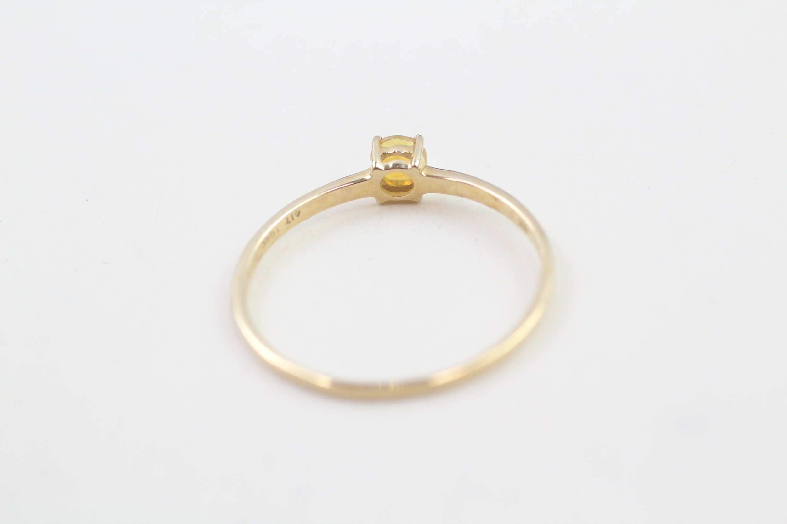 9ct gold opal solitaire ring, claw set (1g) - Image 4 of 5