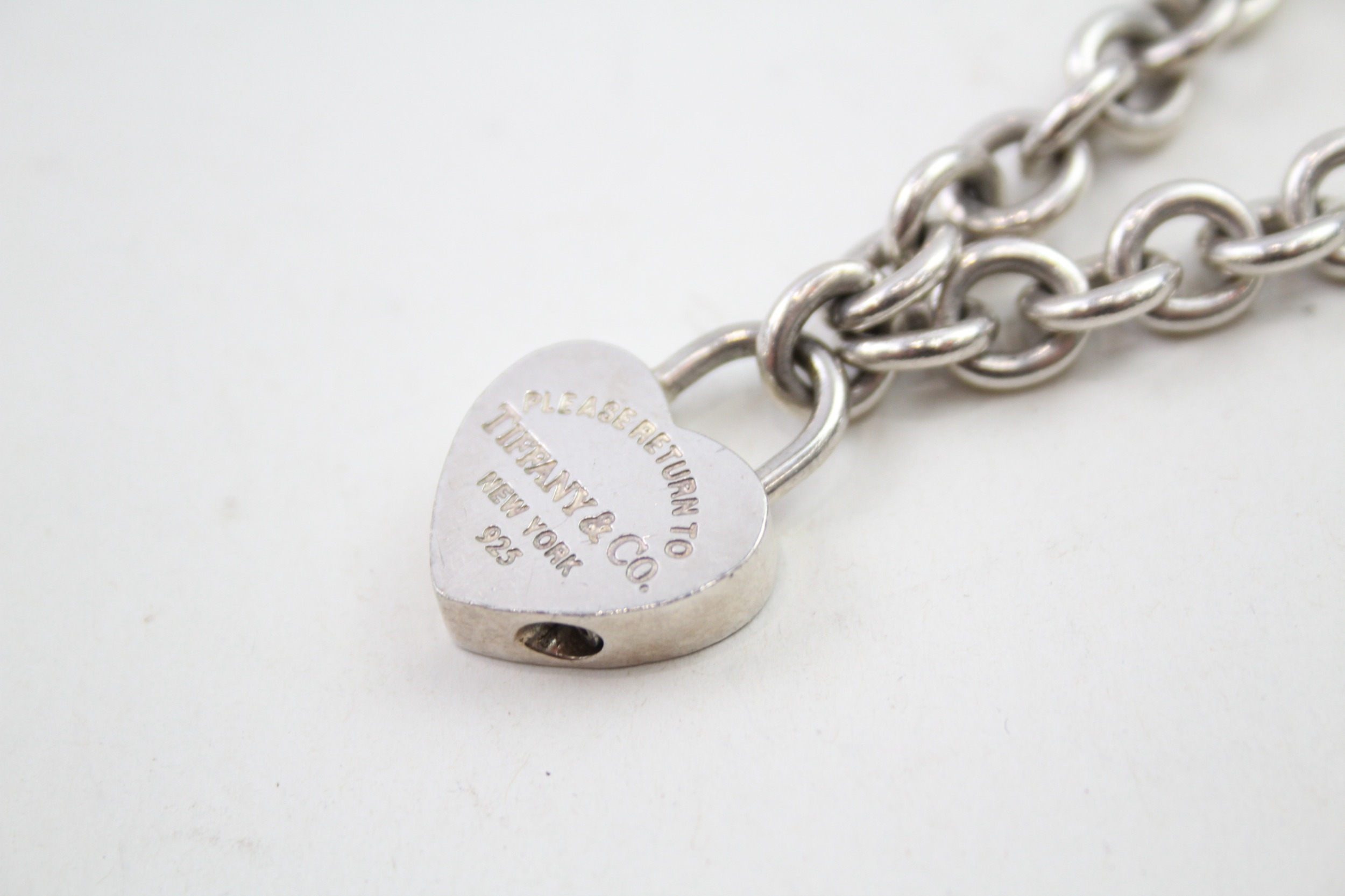 Silver bracelet with heart tag by designer Tiffany & Co (35g) - Image 2 of 7