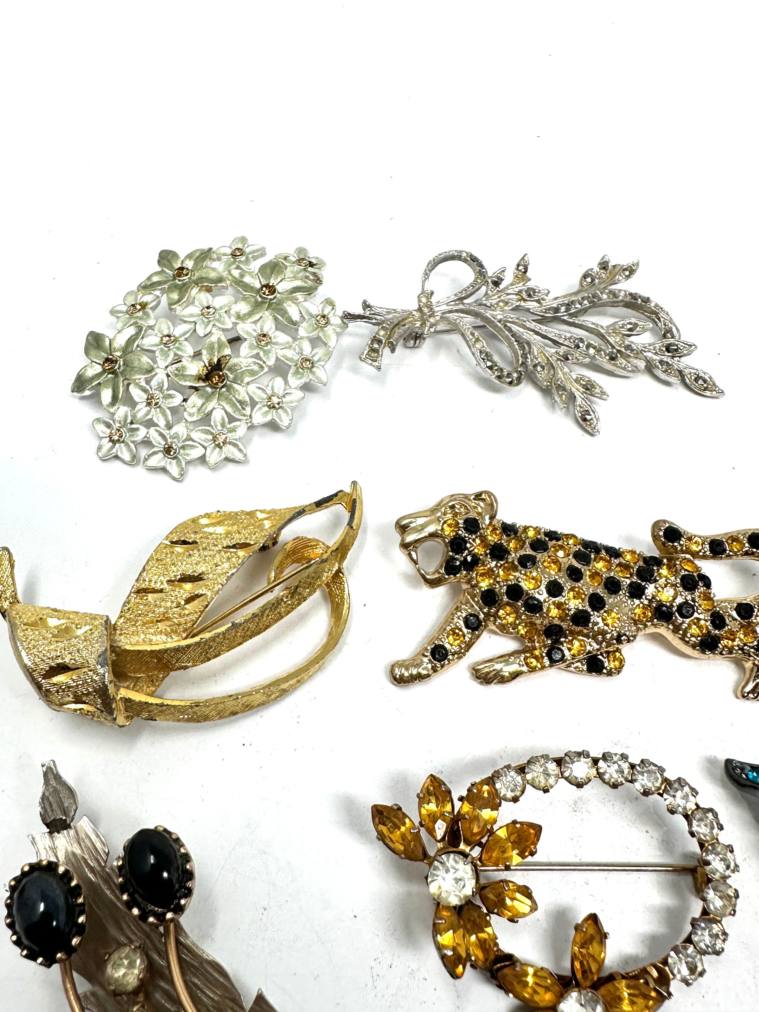 selection of vintage costume jewellery brooches - Image 3 of 6