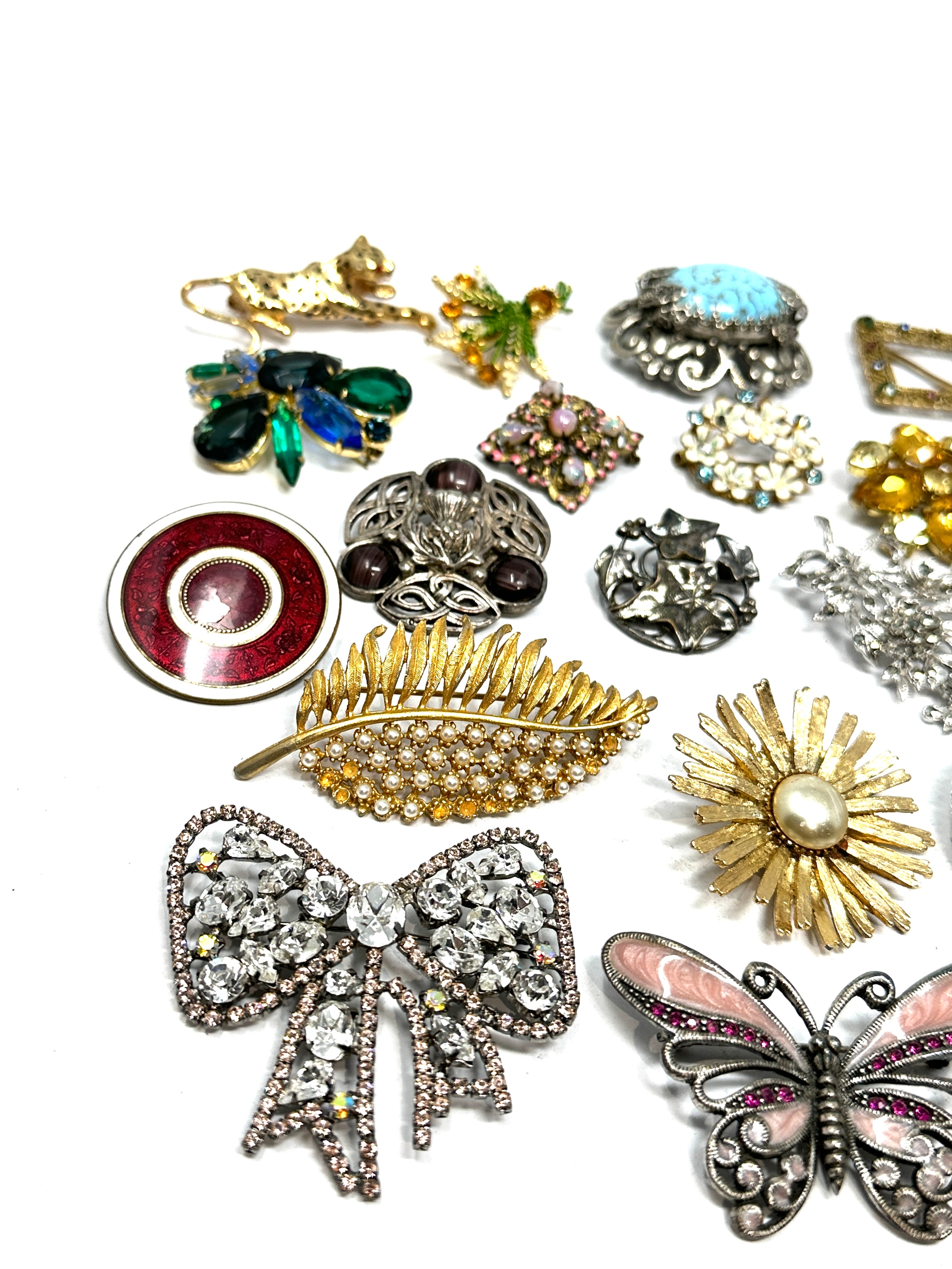 selection of vintage costume jewellery brooches - Image 2 of 4