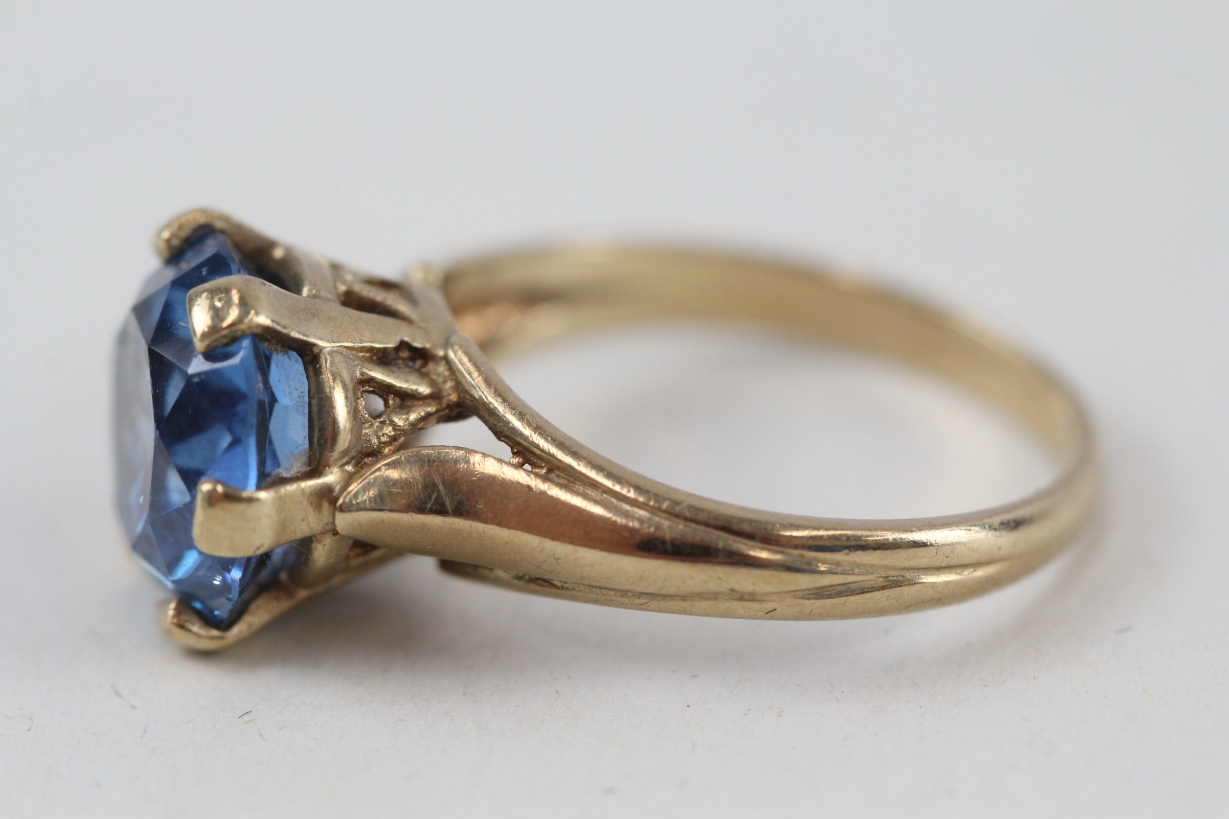 9ct gold blue gemstone dress ring, claw set (3.3g) - Image 3 of 4