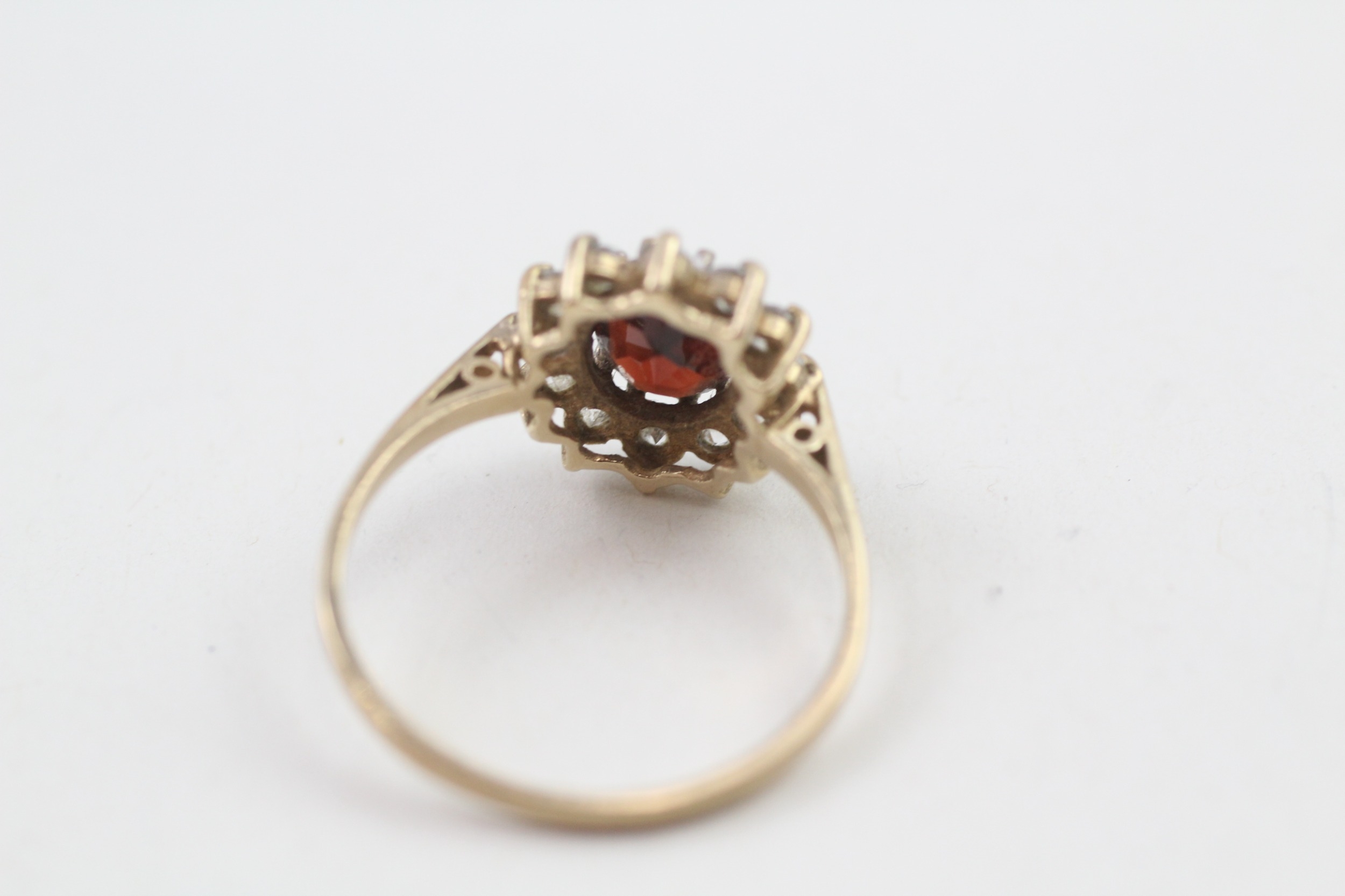 9ct gold red & white gemstone cluster ring (2.1g) - Image 3 of 5