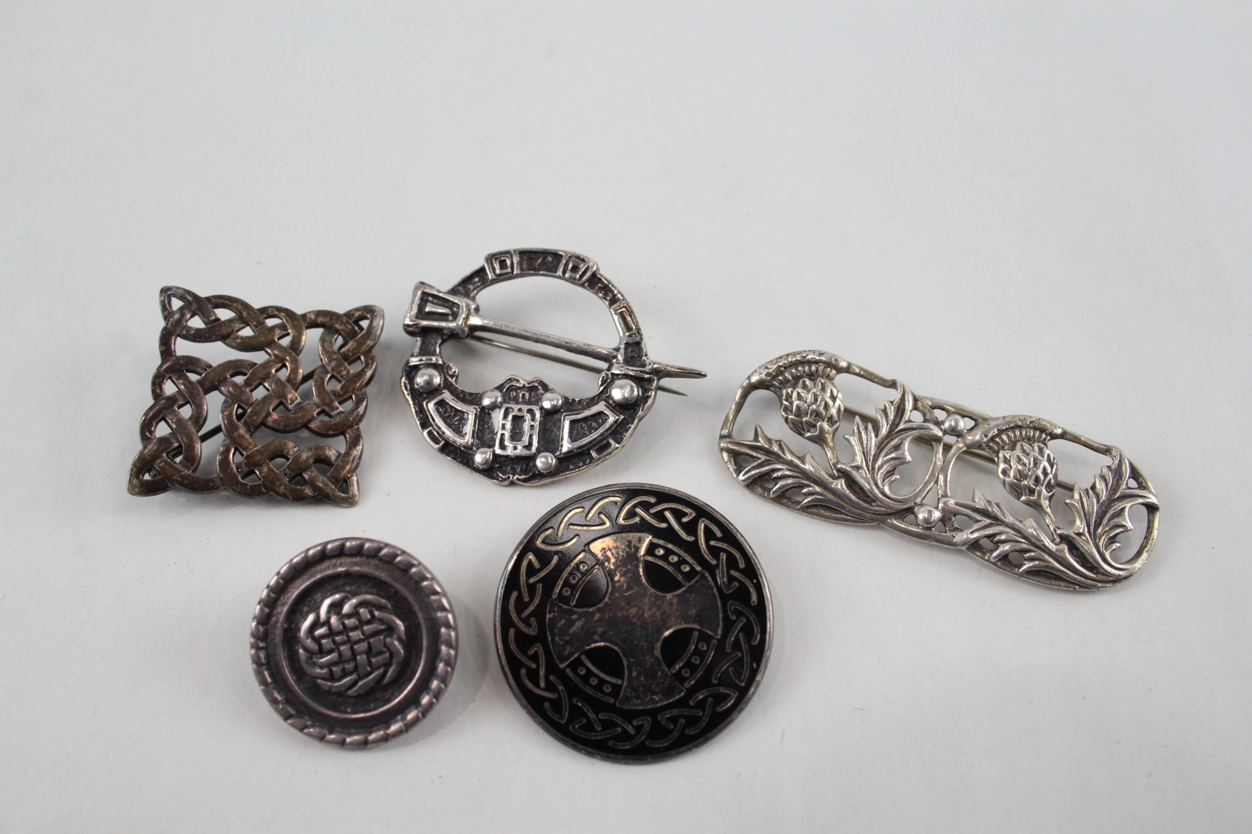 Five silver Scottish/Celtic brooches including Iona (49g)