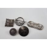 Five silver Scottish/Celtic brooches including Iona (49g)