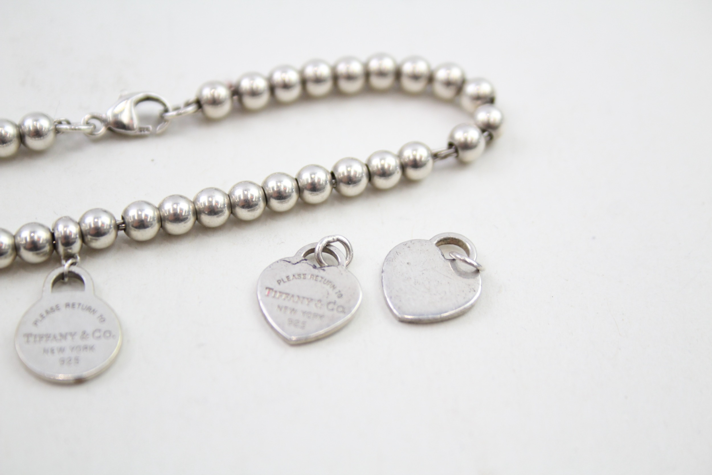 Silver bracelet and pendants/charms by designer Tiffany & Co (7g) - Image 4 of 4