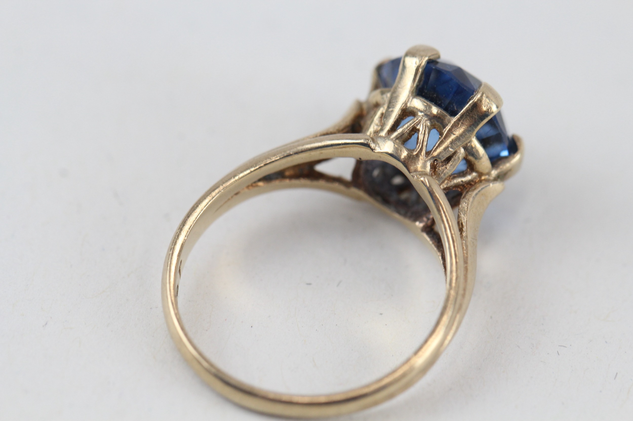 9ct gold blue gemstone dress ring, claw set (3.3g) - Image 4 of 4