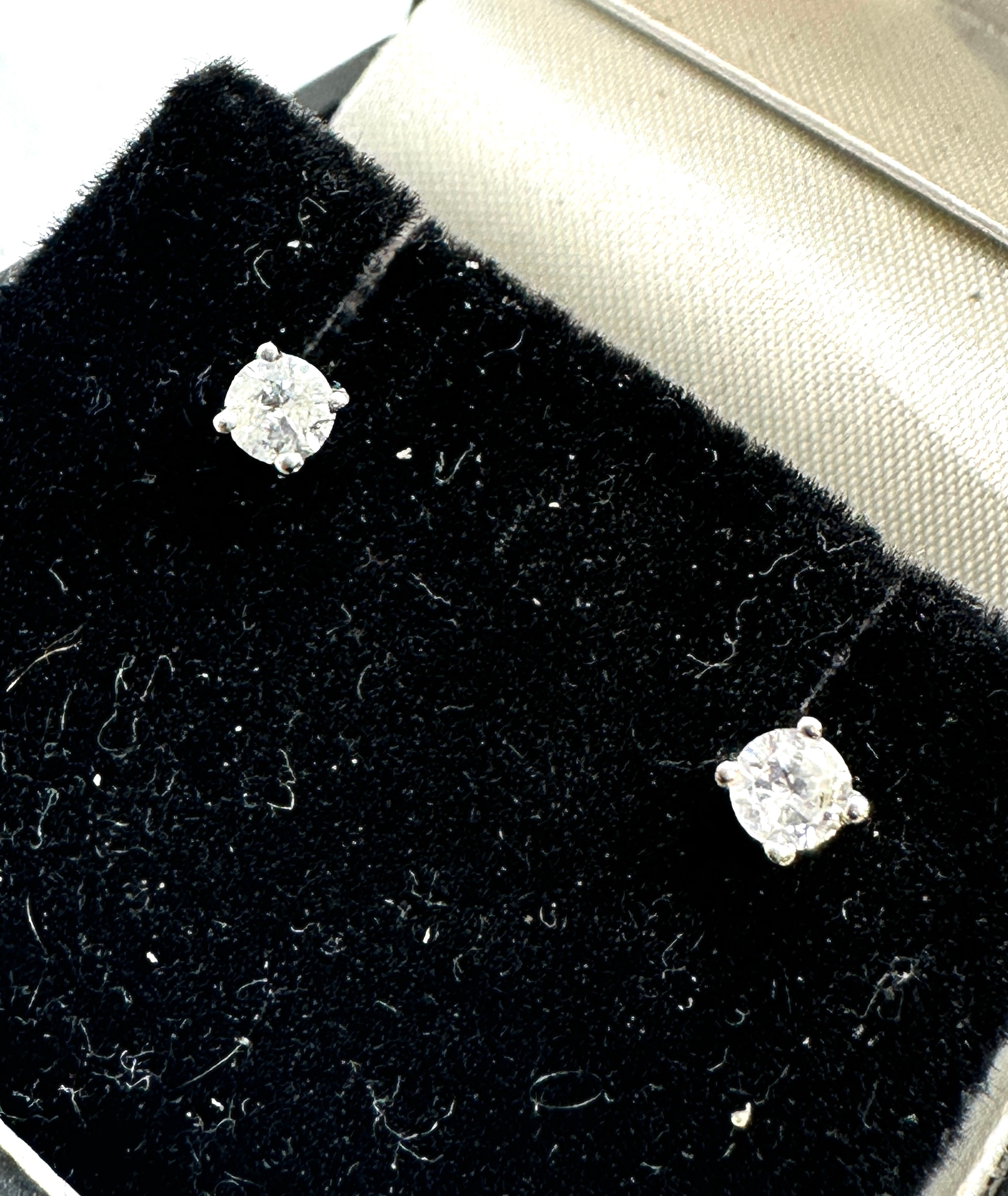 9ct gold diamond earring diamonds measure each 3mm dia est .20 pts diamonds - Image 2 of 4