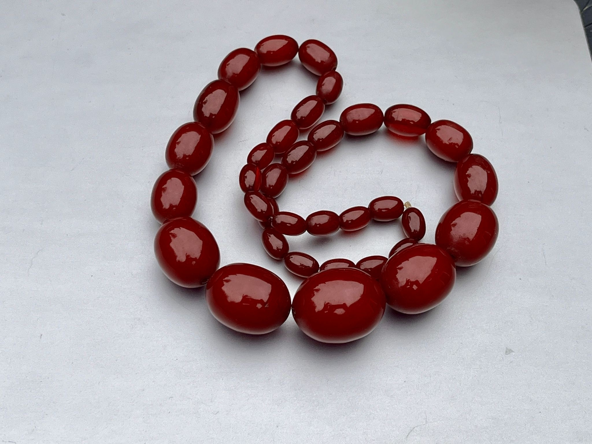 Antique art deco cherry red amber / bakelite bead necklace good internal streaking weight 84g